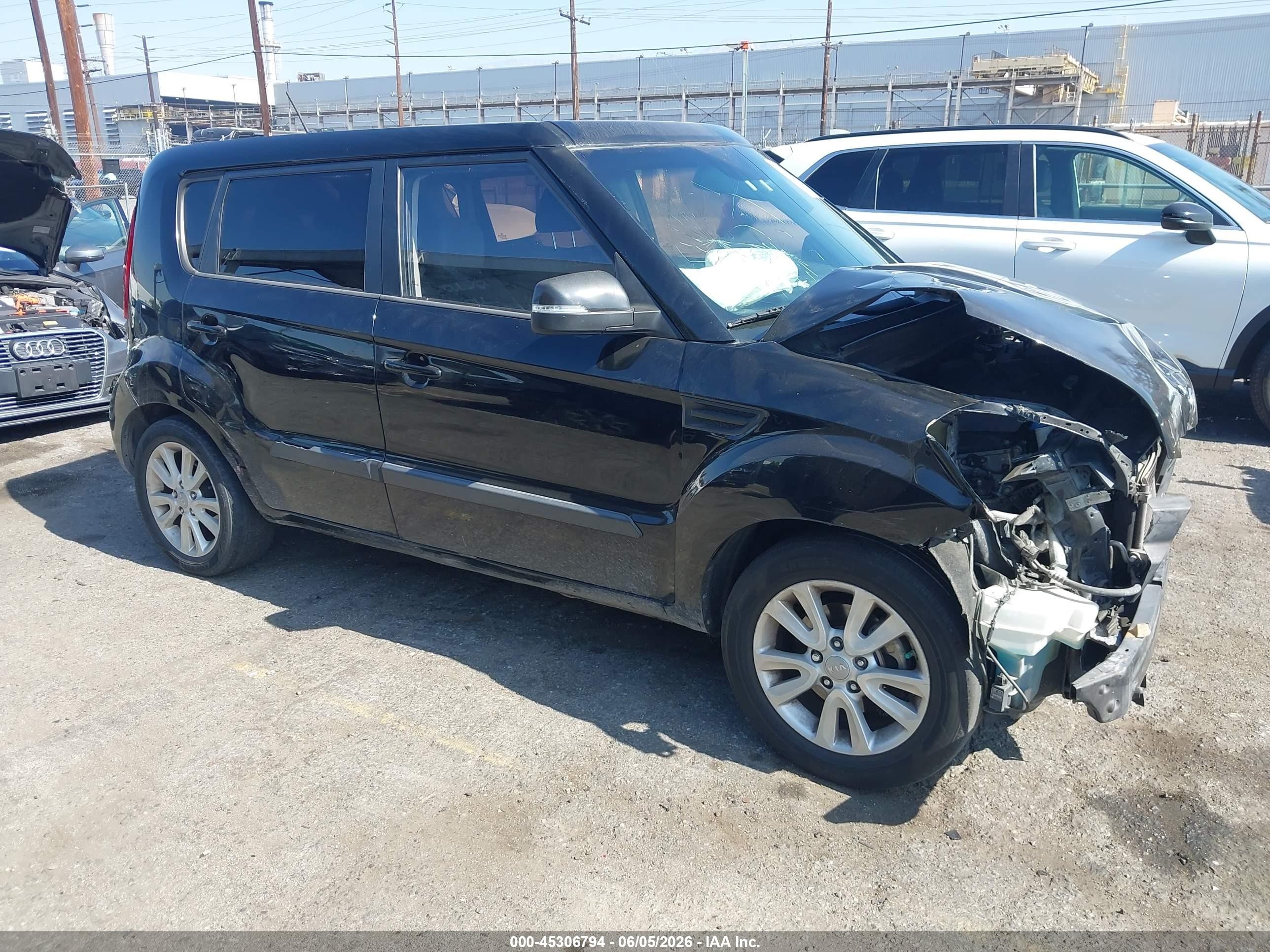 2012 Kia Soul + Black vin: KNDJT2A62C7739084