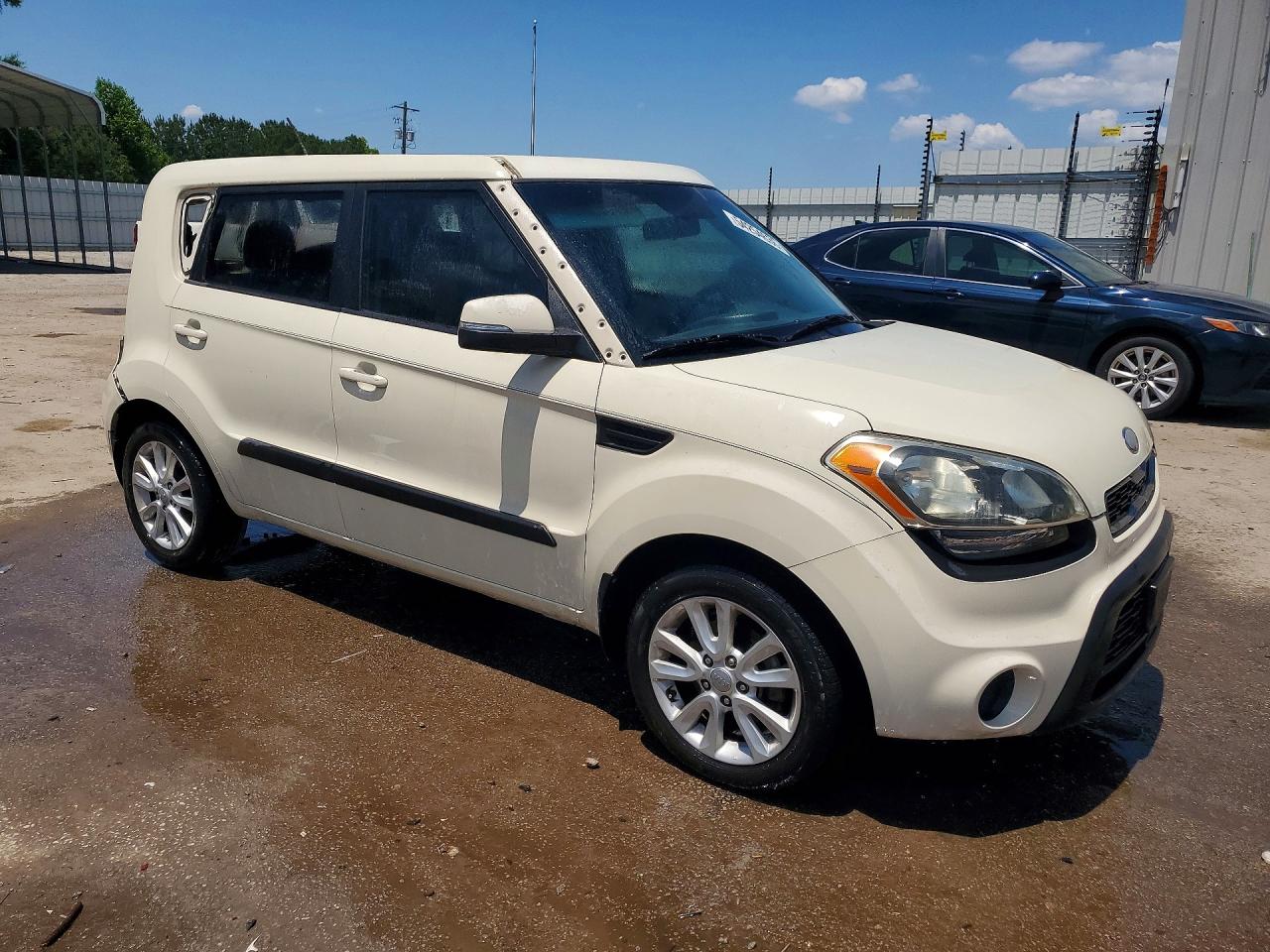 2013 Kia Soul + Cream vin: KNDJT2A62D7498760