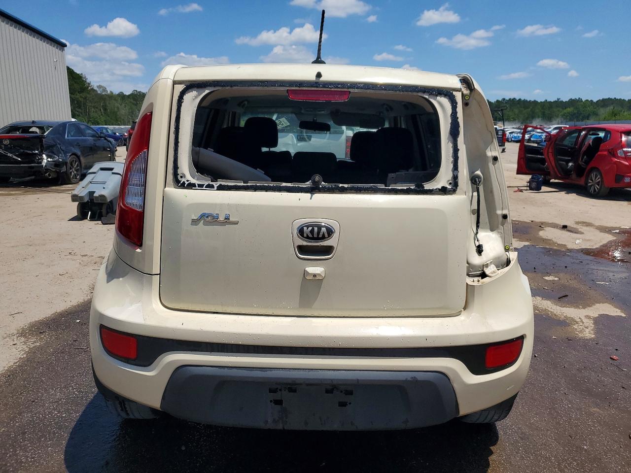 2013 Kia Soul + Cream vin: KNDJT2A62D7498760