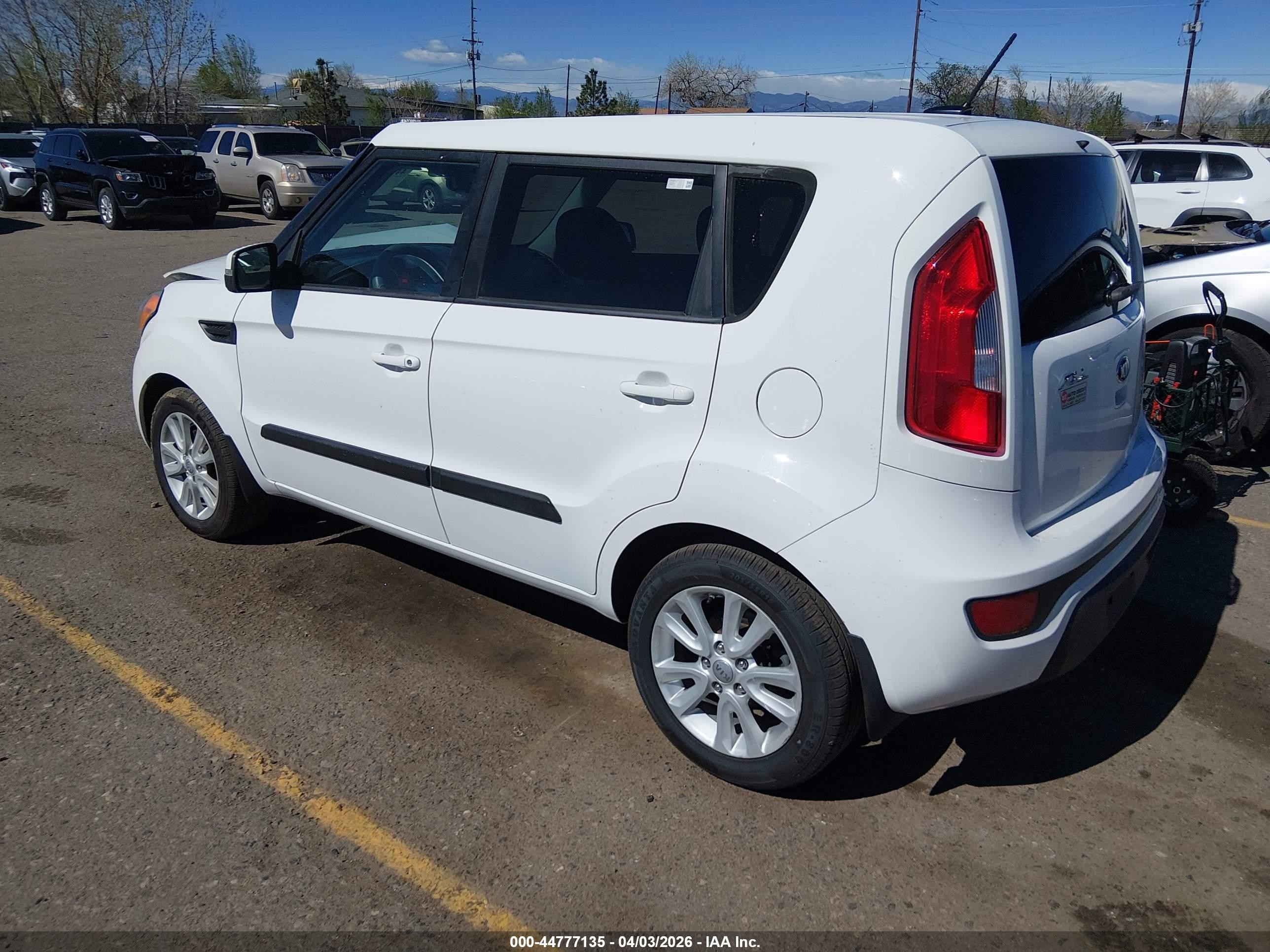 2013 Kia Soul + White vin: KNDJT2A62D7526007