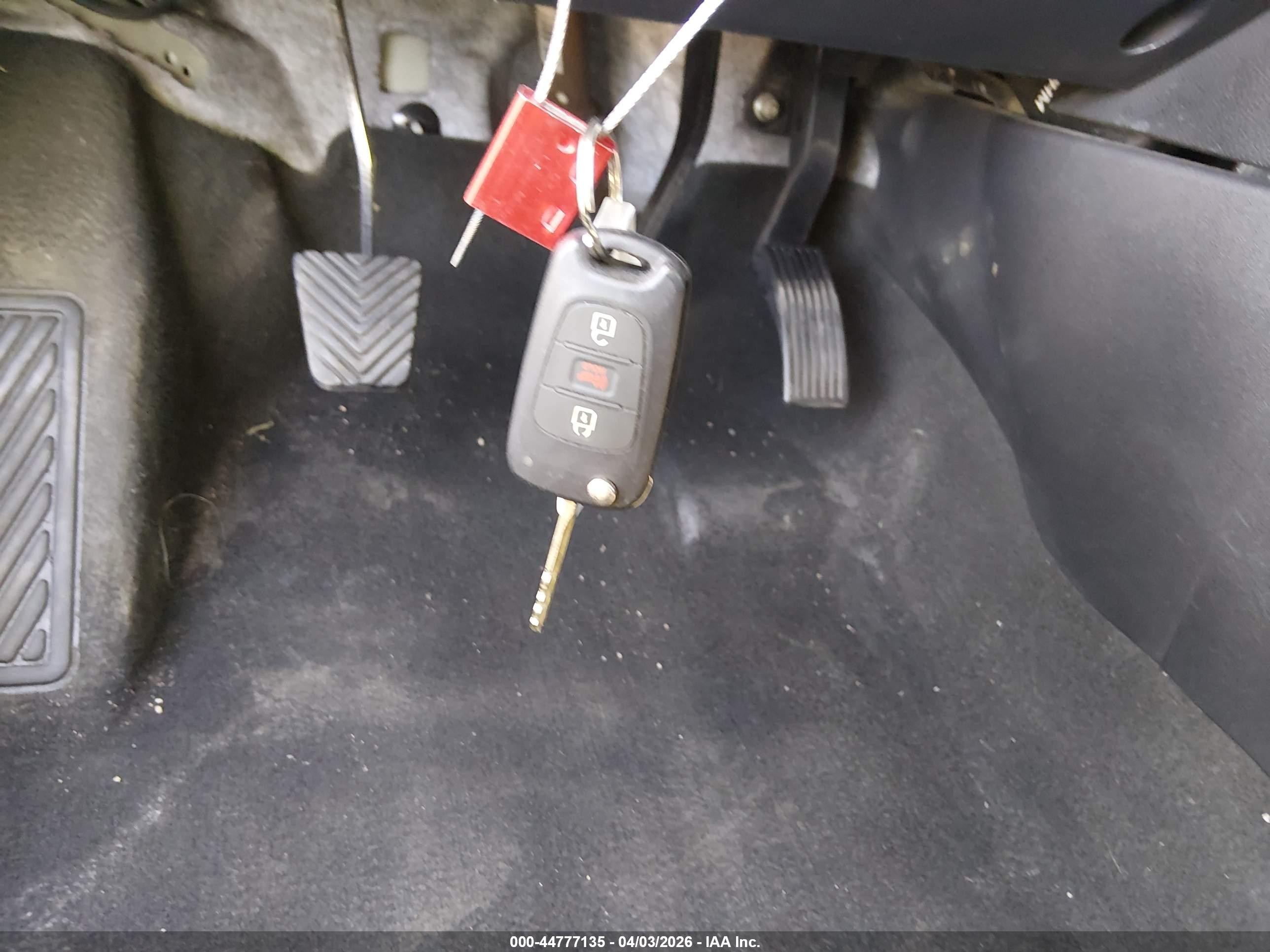 2013 Kia Soul + White vin: KNDJT2A62D7526007