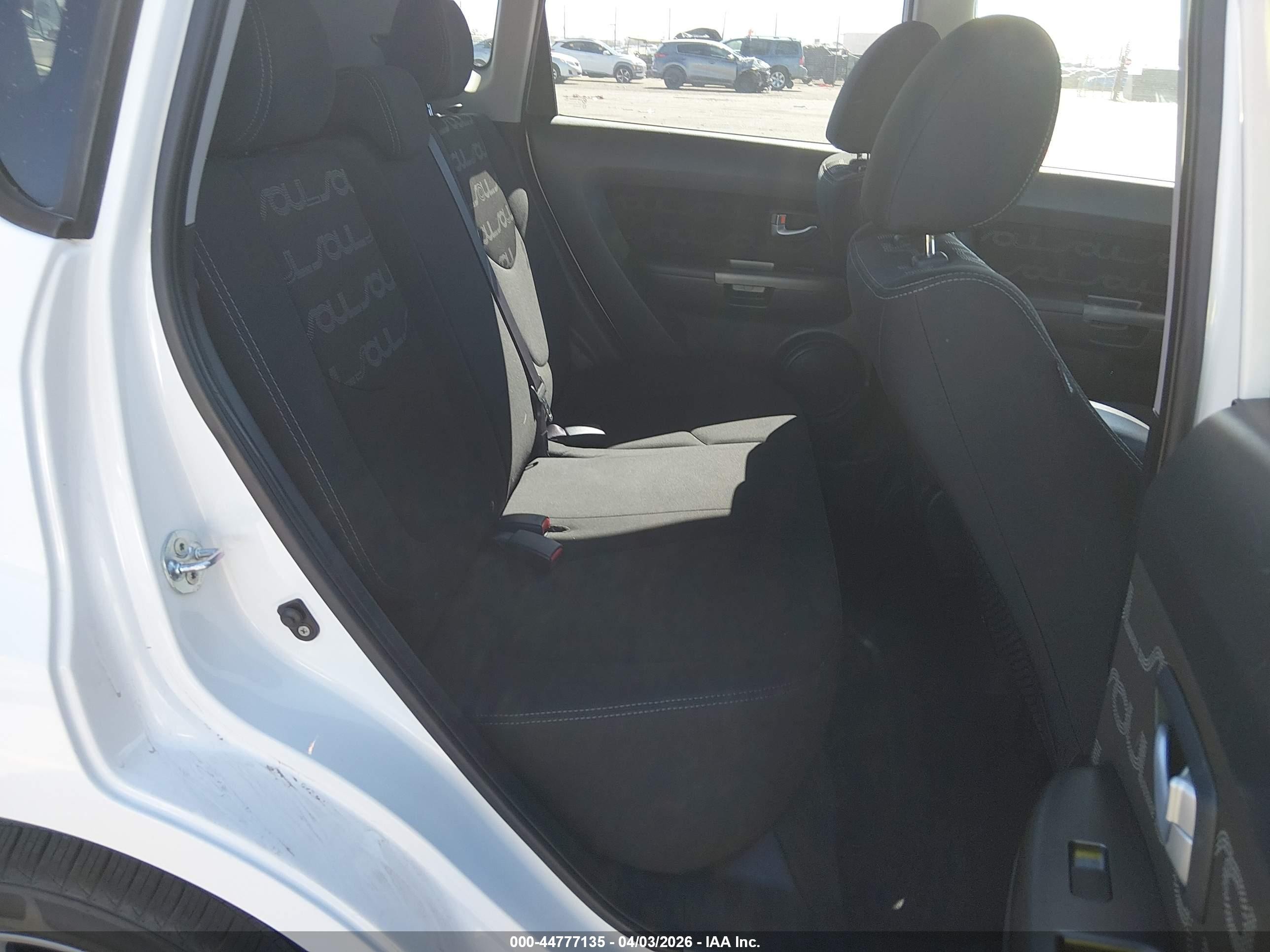 2013 Kia Soul + White vin: KNDJT2A62D7526007