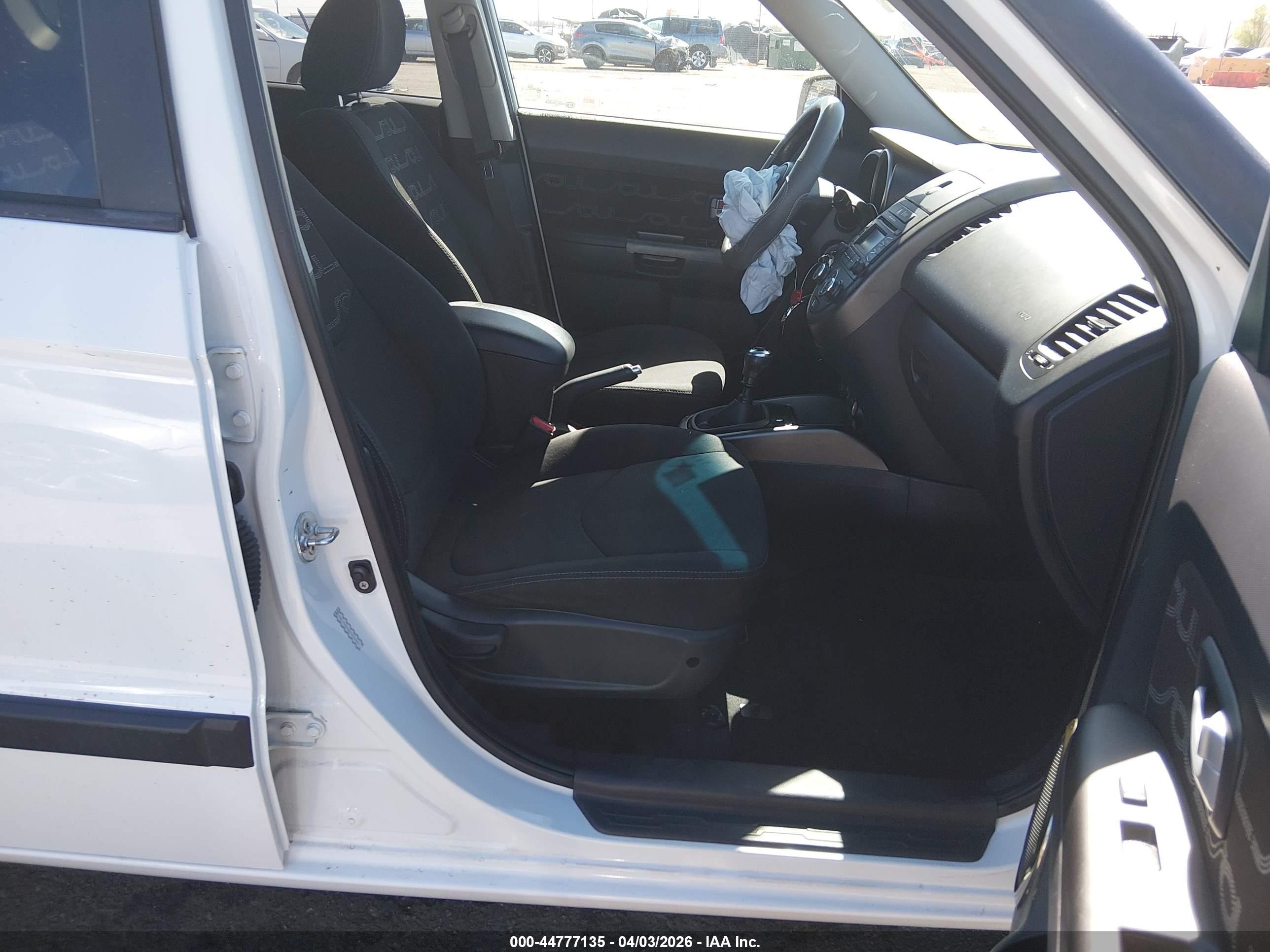 2013 Kia Soul + White vin: KNDJT2A62D7526007