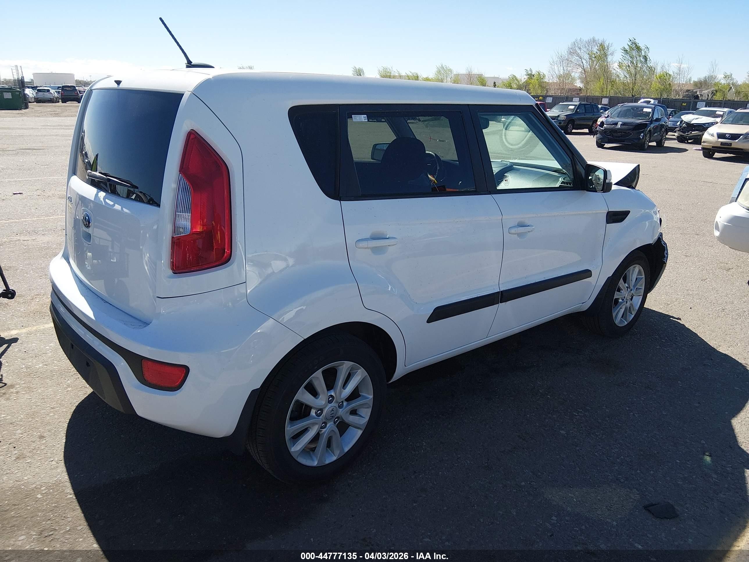 2013 Kia Soul + White vin: KNDJT2A62D7526007