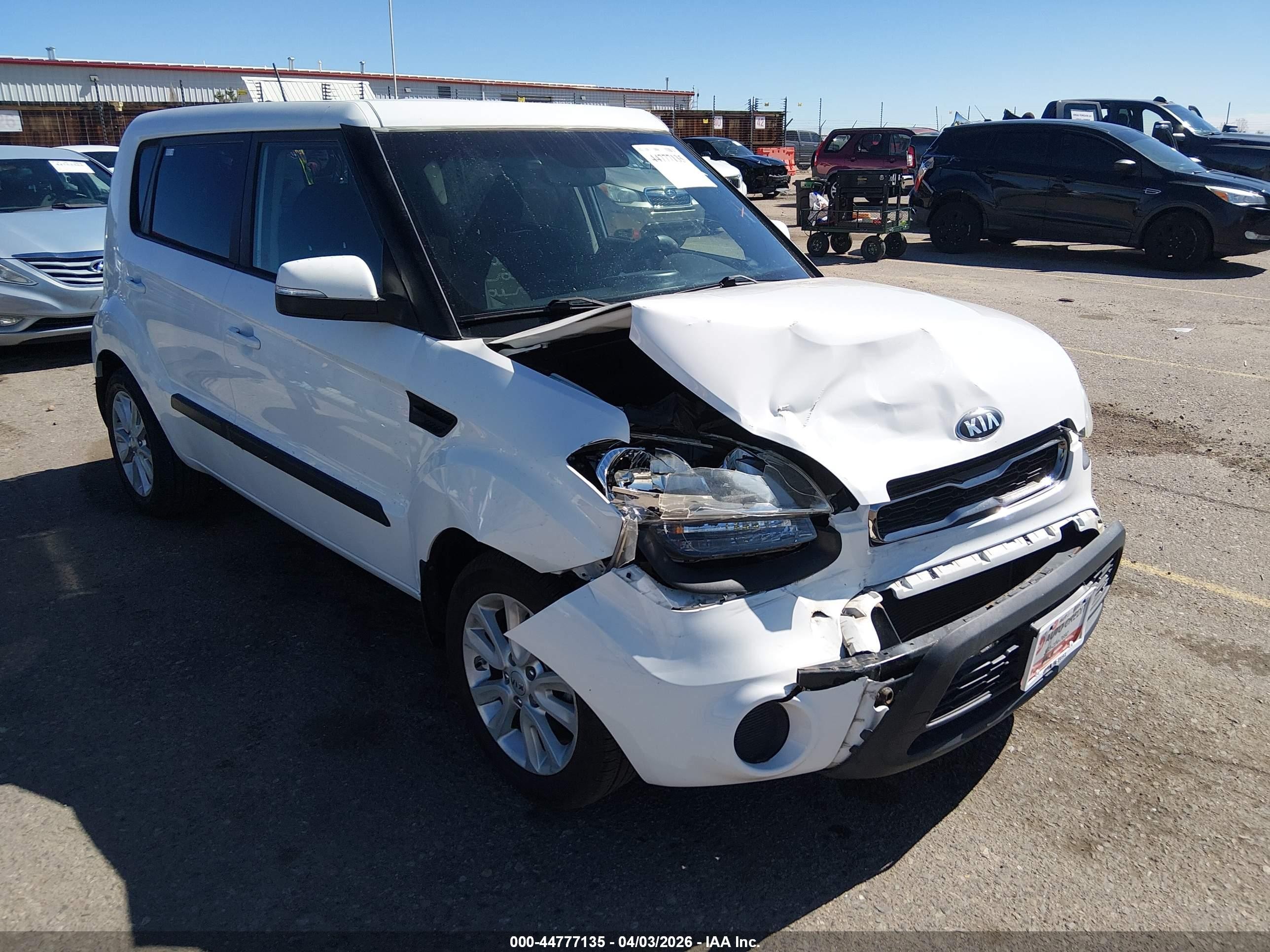 2013 Kia Soul + White vin: KNDJT2A62D7526007