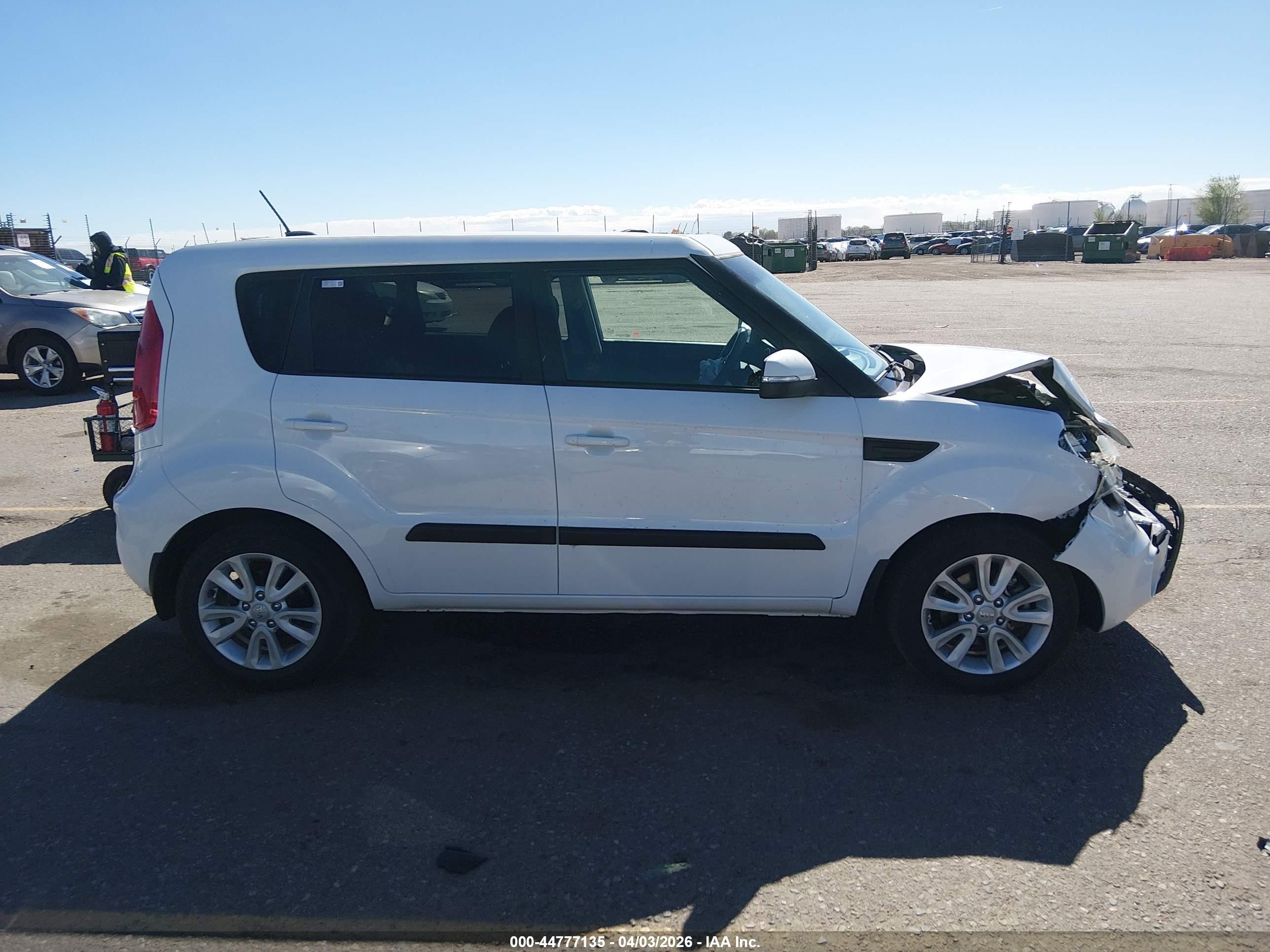 2013 Kia Soul + White vin: KNDJT2A62D7526007
