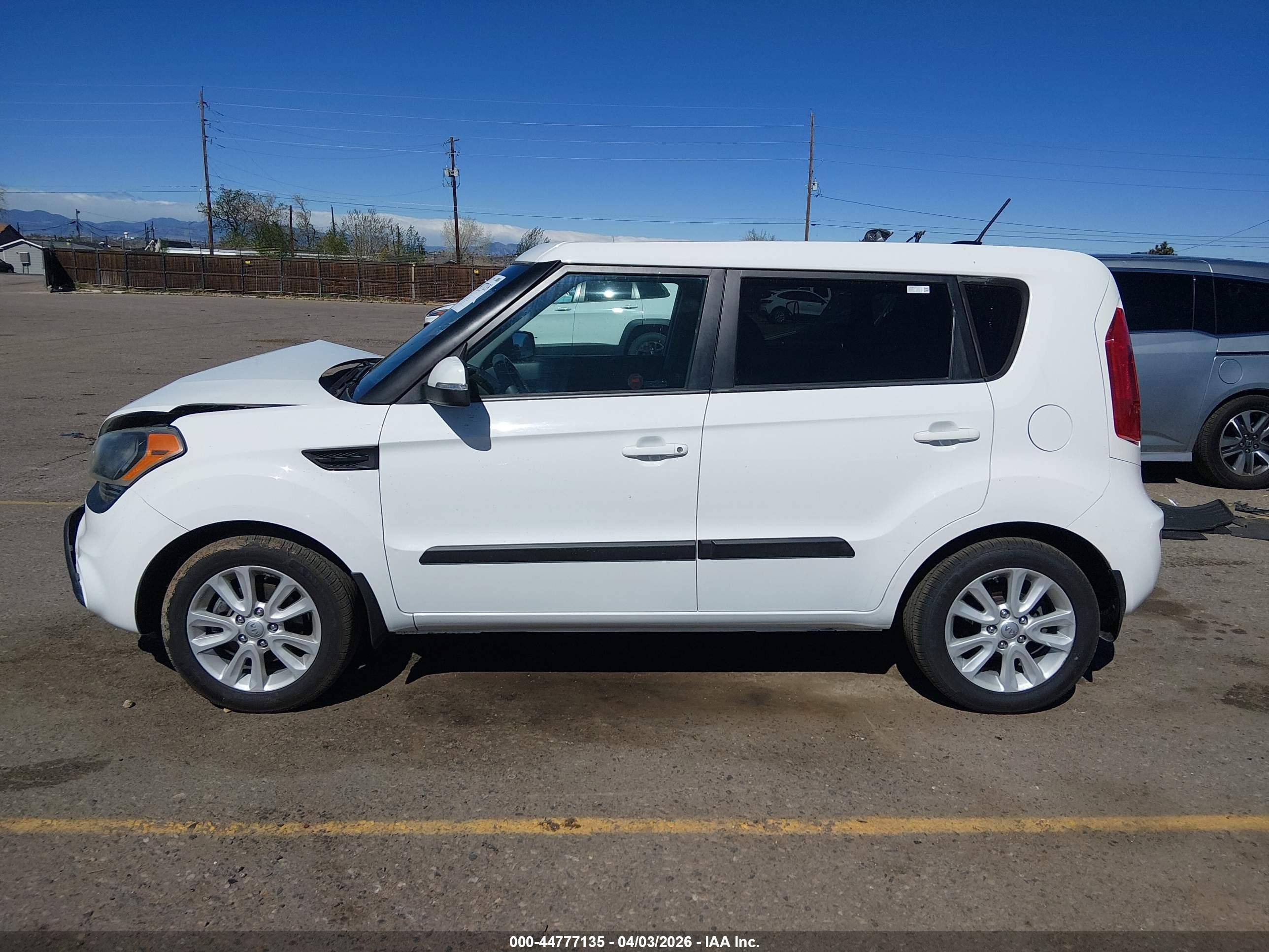 2013 Kia Soul + White vin: KNDJT2A62D7526007