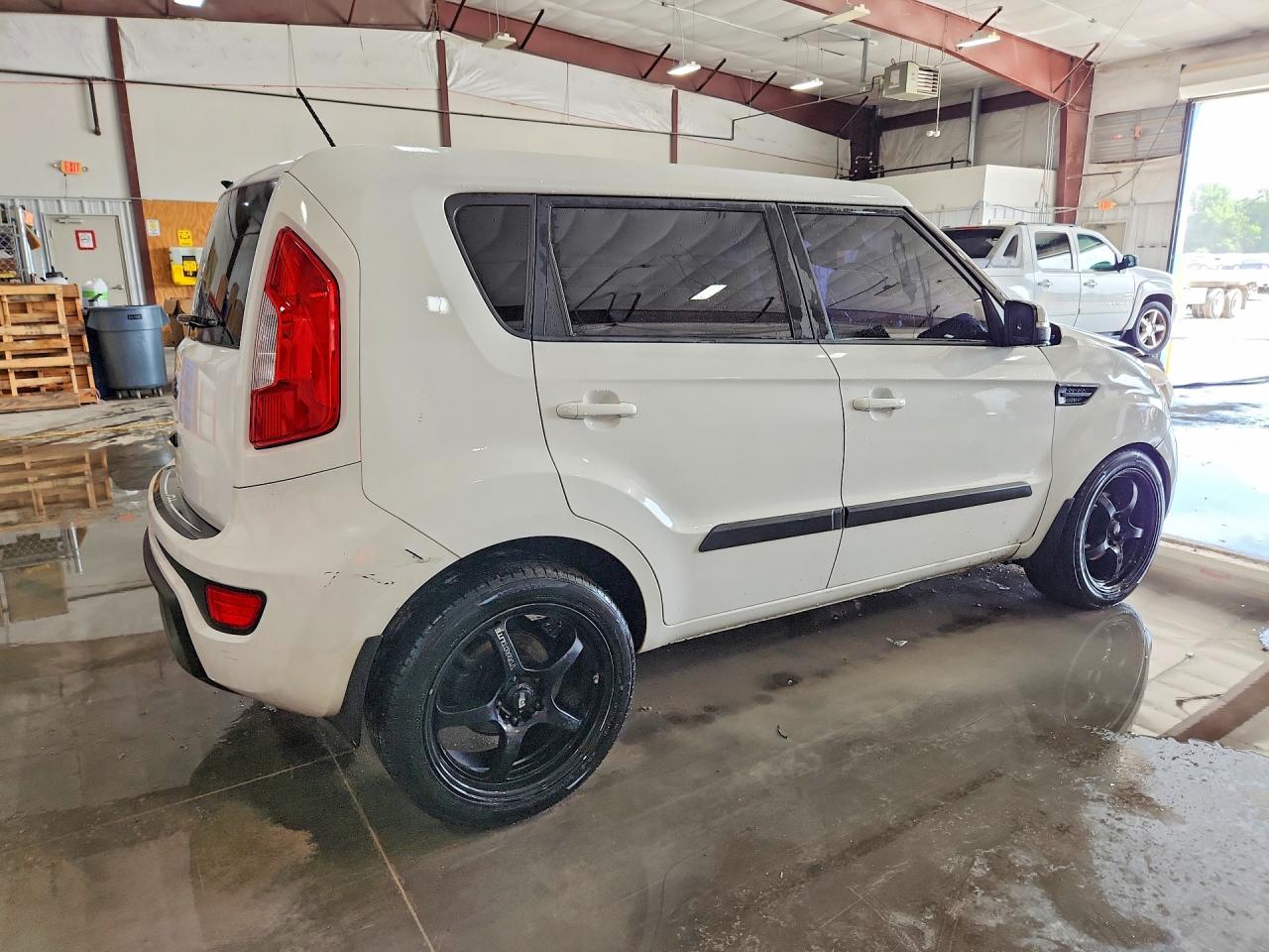 2013 Kia Soul + White vin: KNDJT2A62D7553756