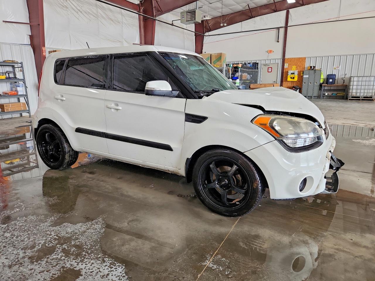 2013 Kia Soul + White vin: KNDJT2A62D7553756