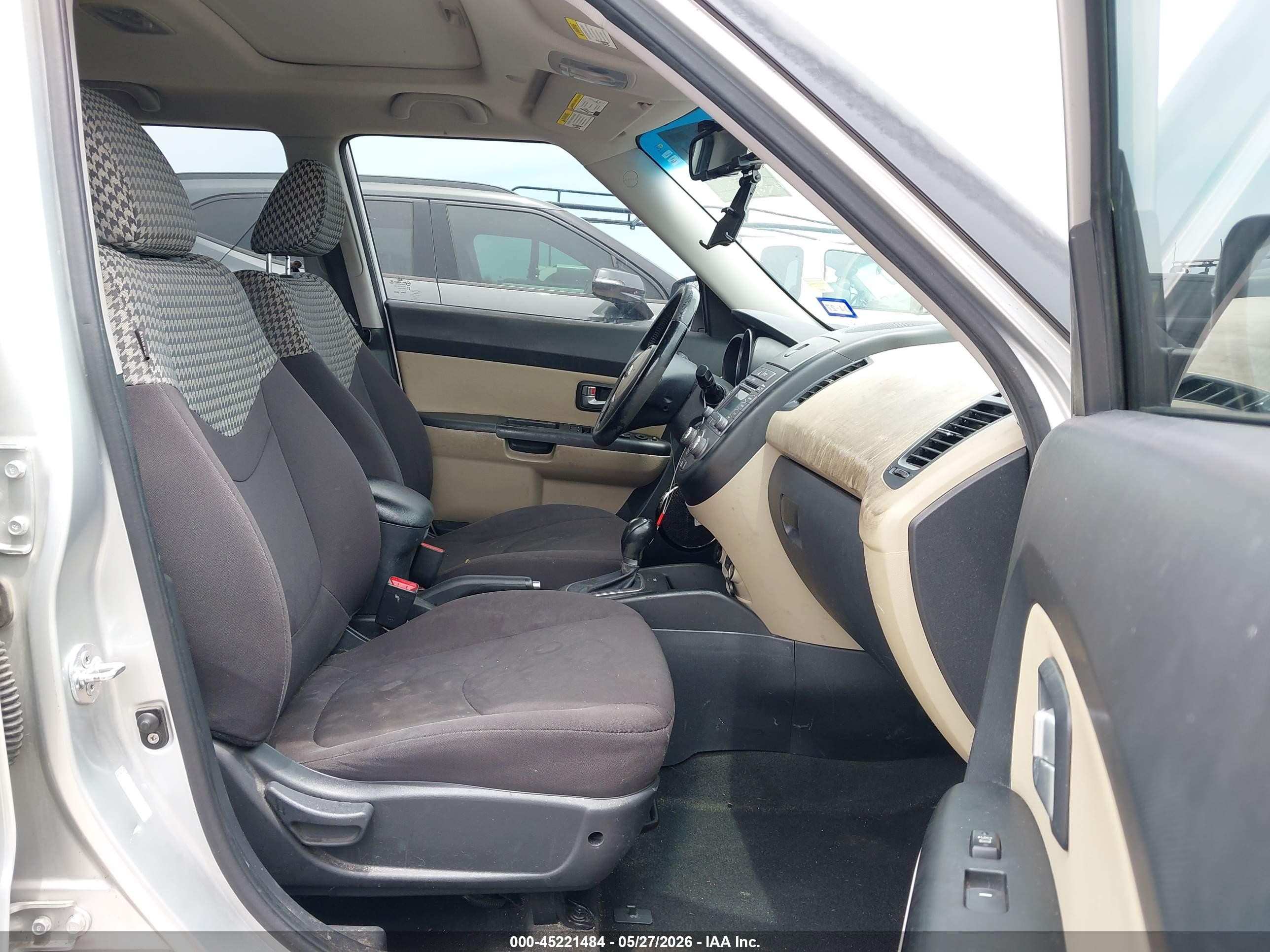 2013 Kia Soul ! Silver vin: KNDJT2A62D7589334
