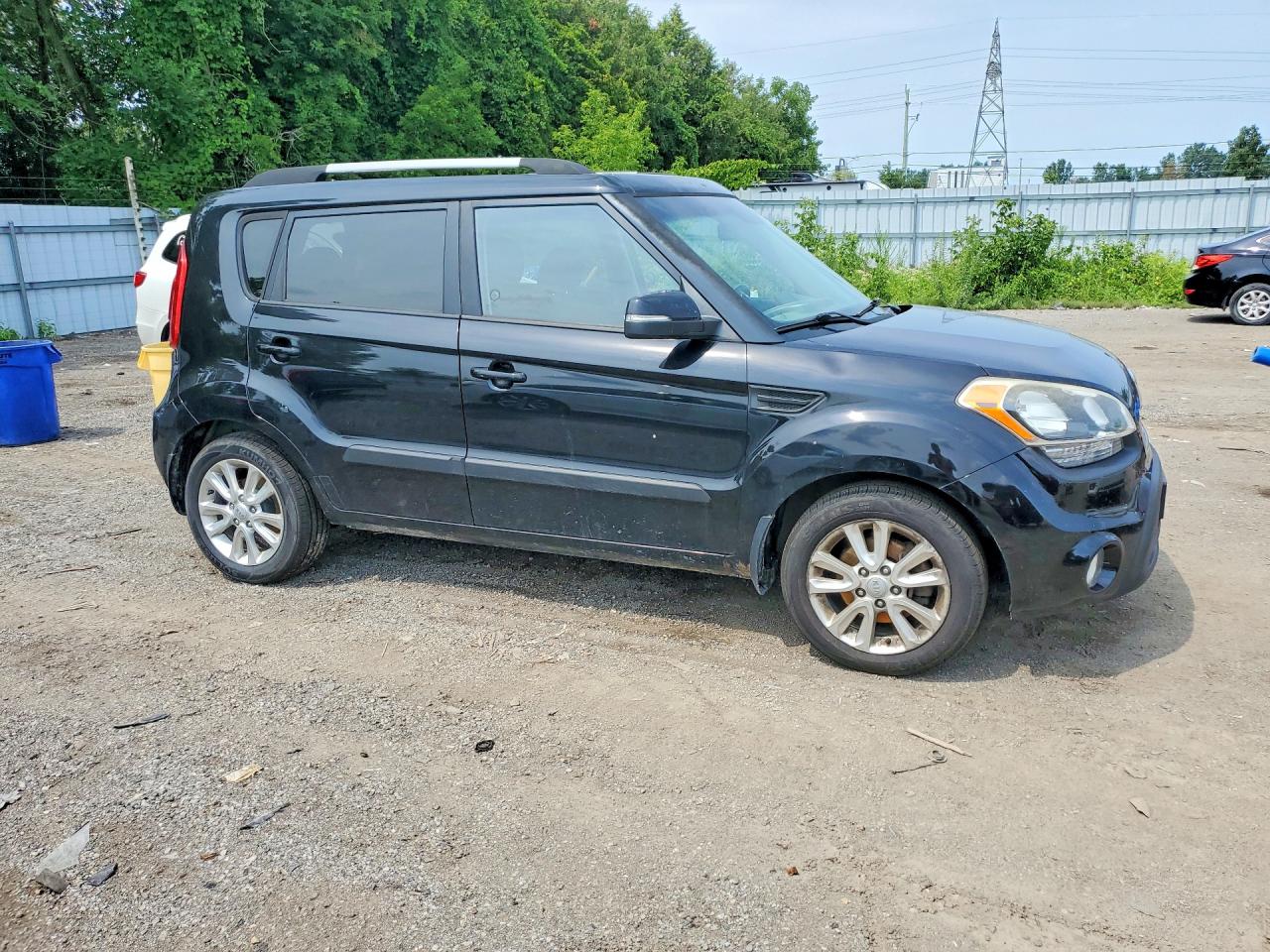 2013 Kia Soul + Black vin: KNDJT2A62D7610876