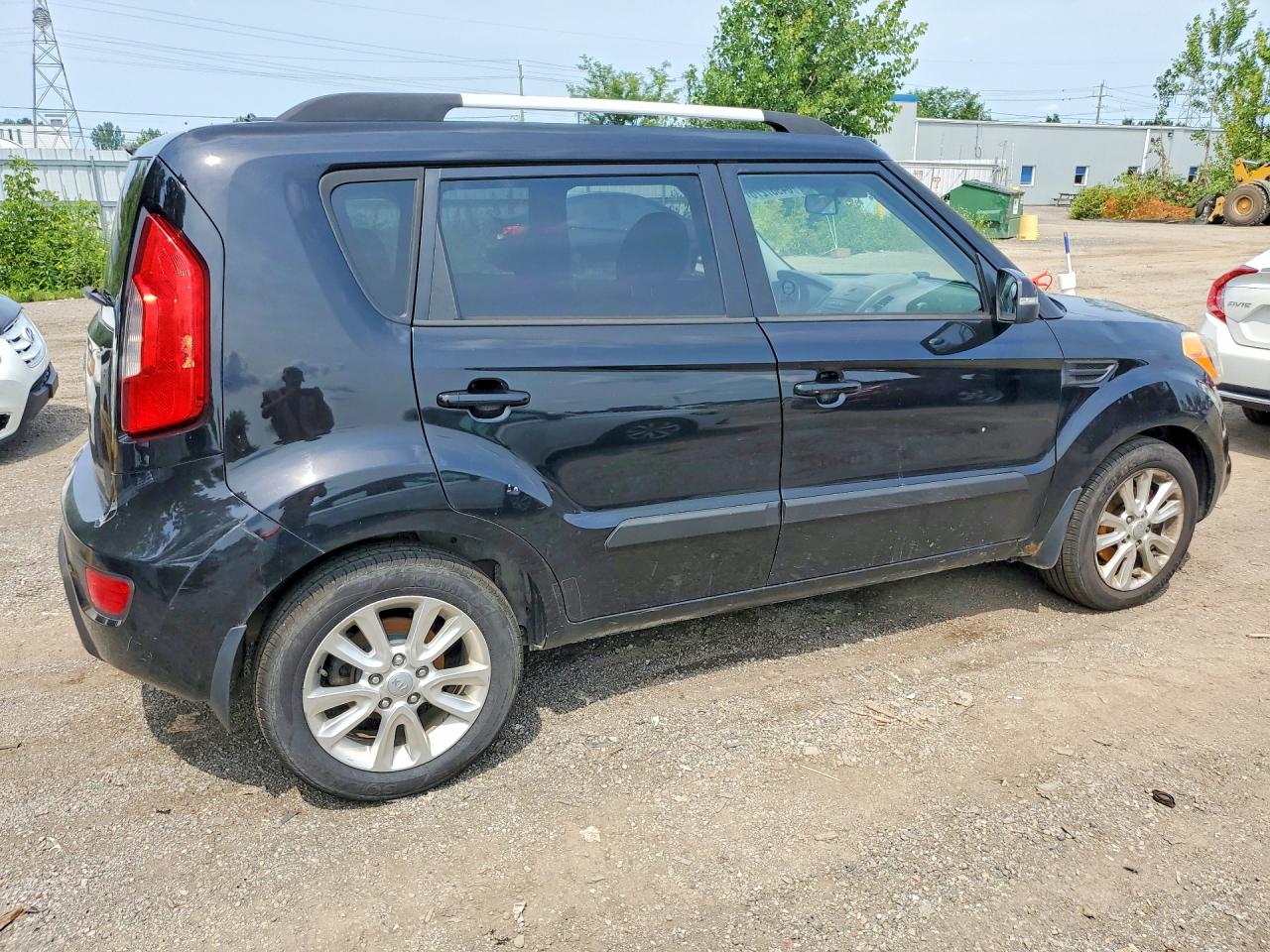 2013 Kia Soul + Black vin: KNDJT2A62D7610876