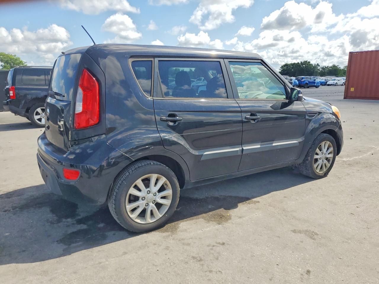 2013 Kia Soul + Black vin: KNDJT2A62D7752998