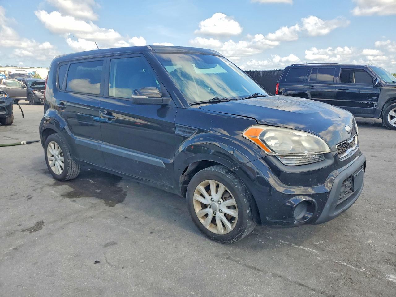 2013 Kia Soul + Black vin: KNDJT2A62D7752998