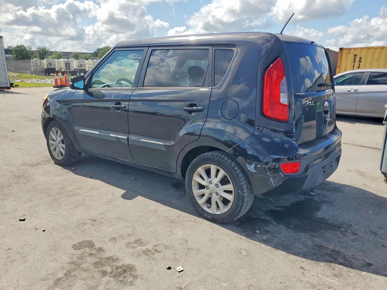 2013 Kia Soul + Black vin: KNDJT2A62D7752998
