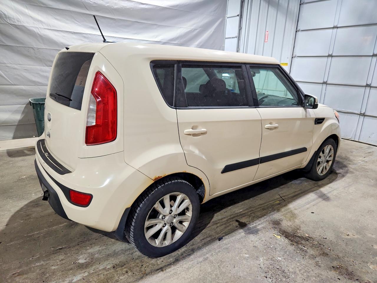 2013 Kia Soul + Beige vin: KNDJT2A62D7762785