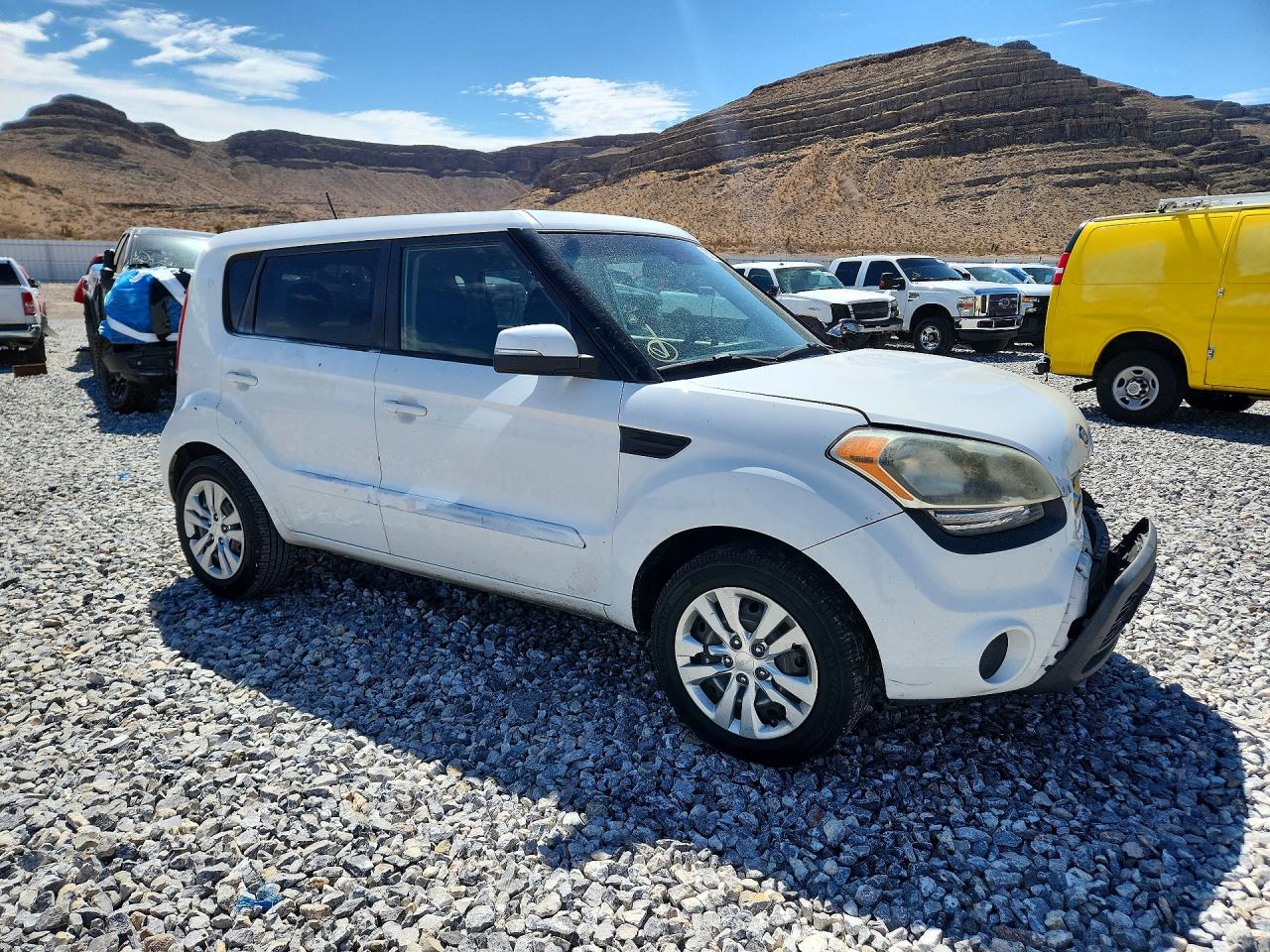 2012 Kia Soul White vin: KNDJT2A63C7418669