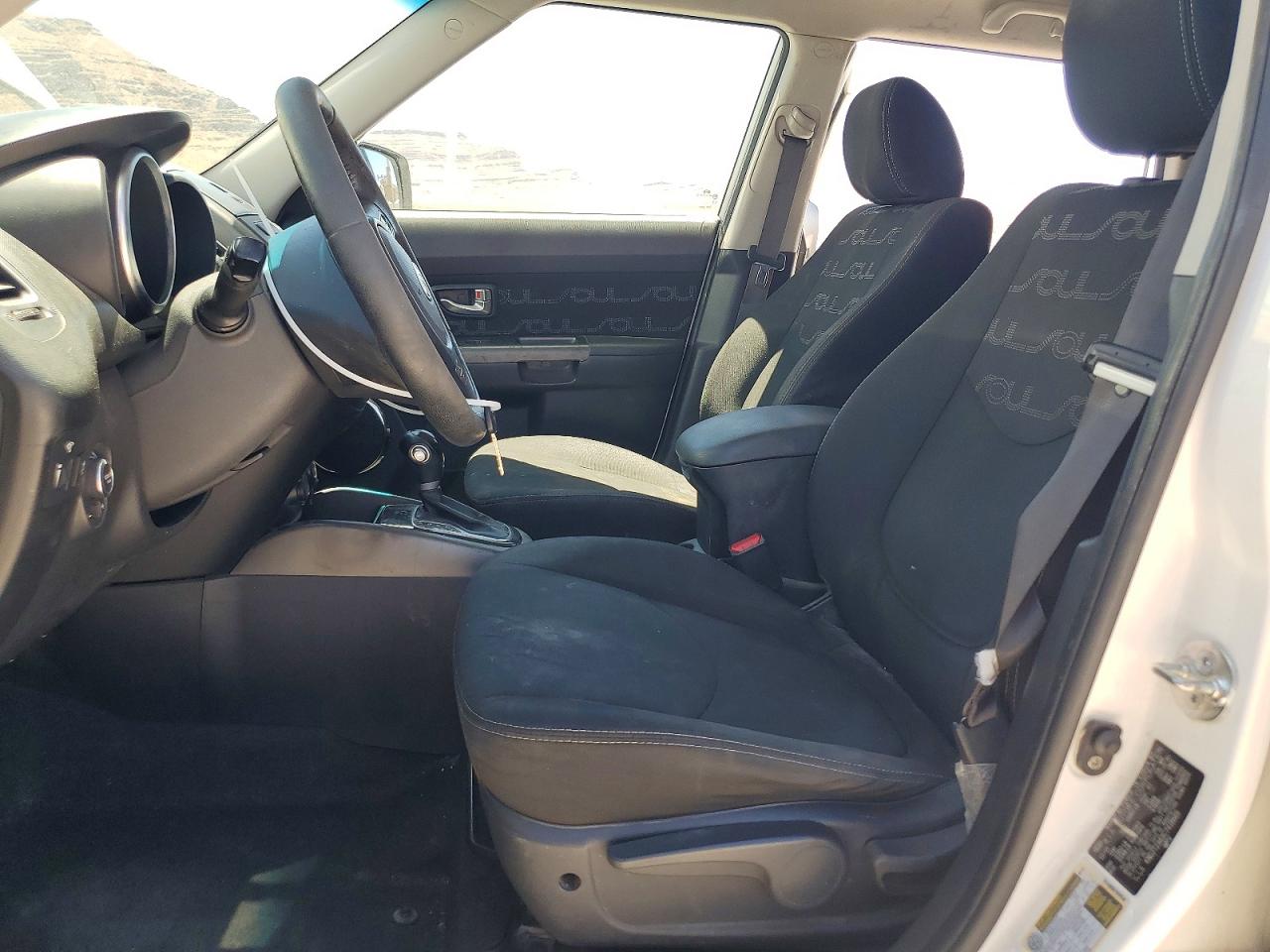 2012 Kia Soul White vin: KNDJT2A63C7418669