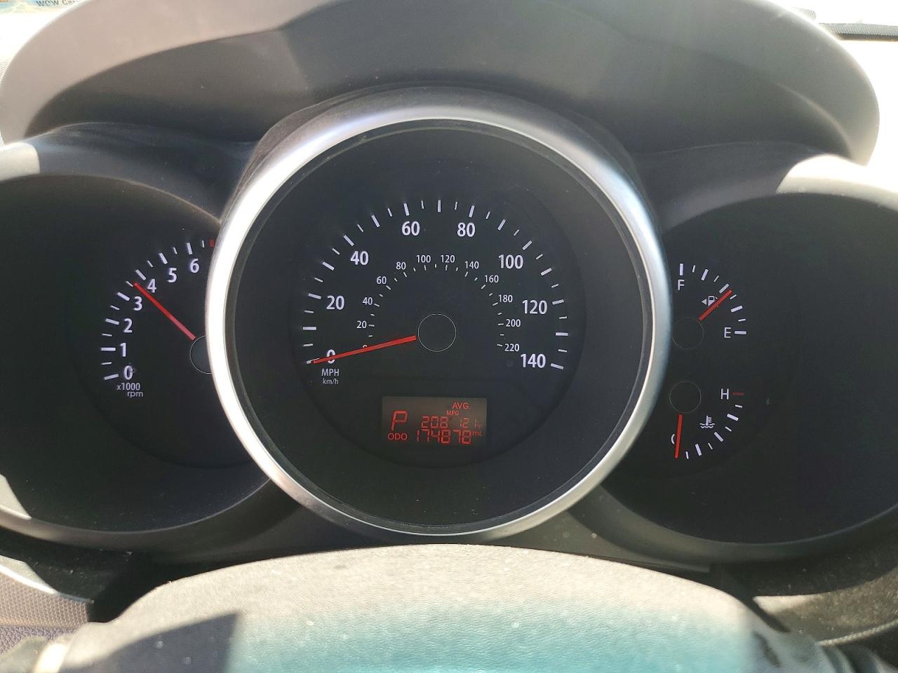 2012 Kia Soul White vin: KNDJT2A63C7418669