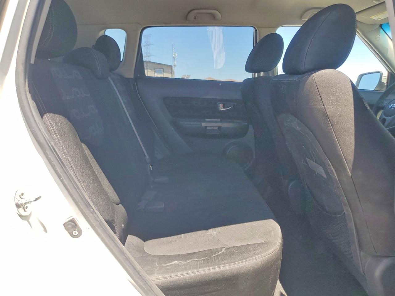 2012 Kia Soul White vin: KNDJT2A63C7418669