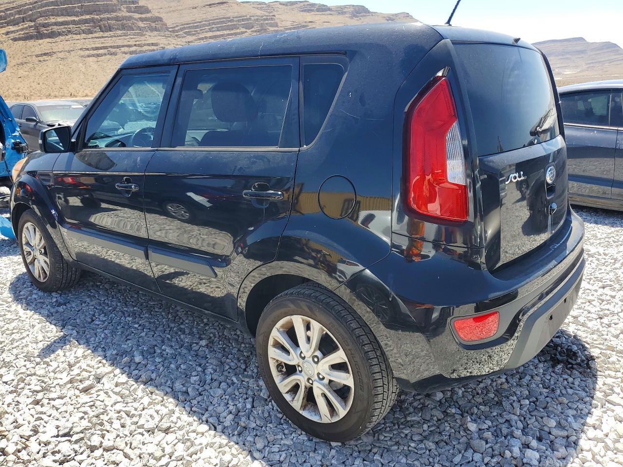 2013 Kia Soul + Black vin: KNDJT2A63D7495592