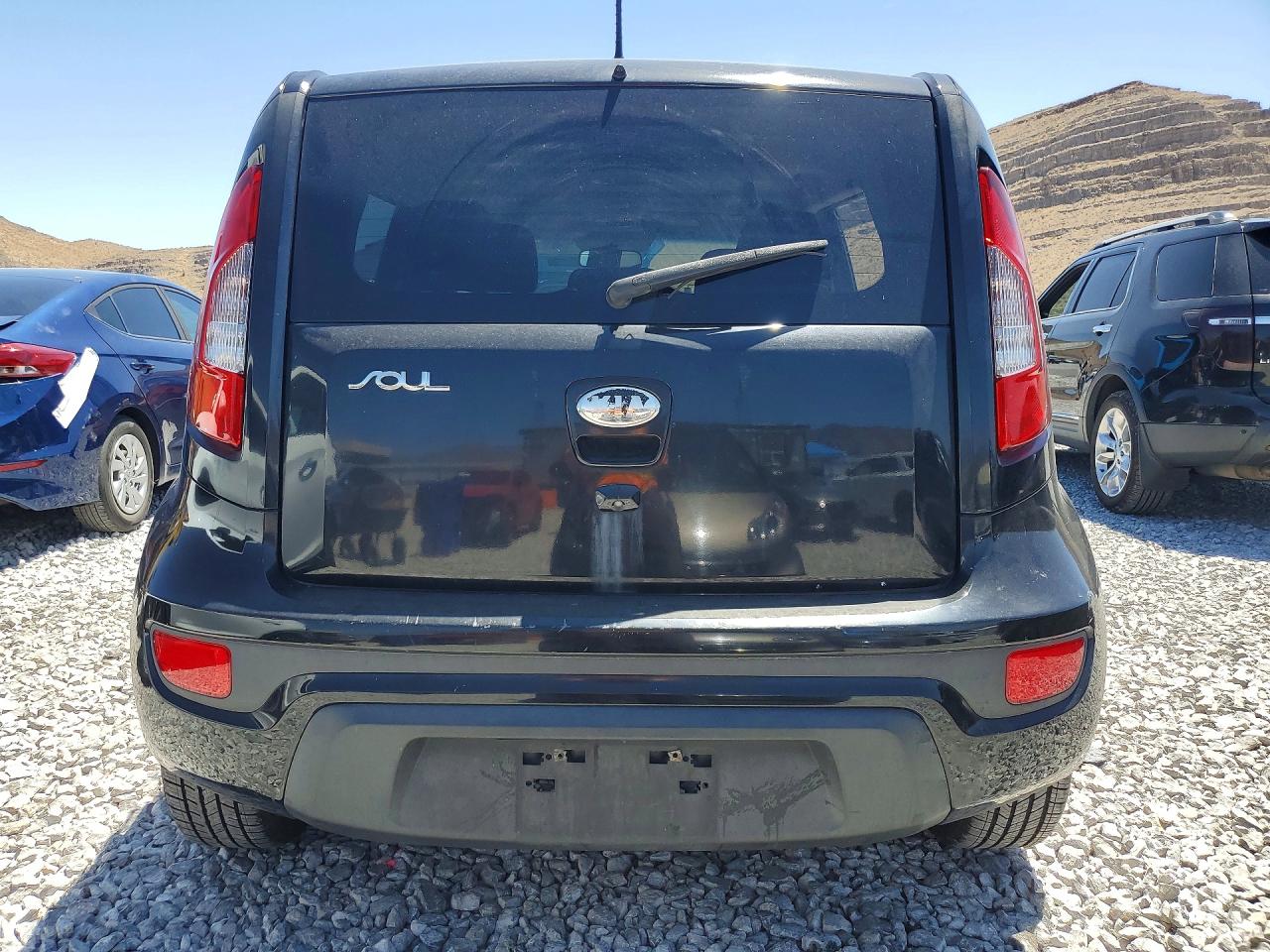 2013 Kia Soul + Black vin: KNDJT2A63D7495592