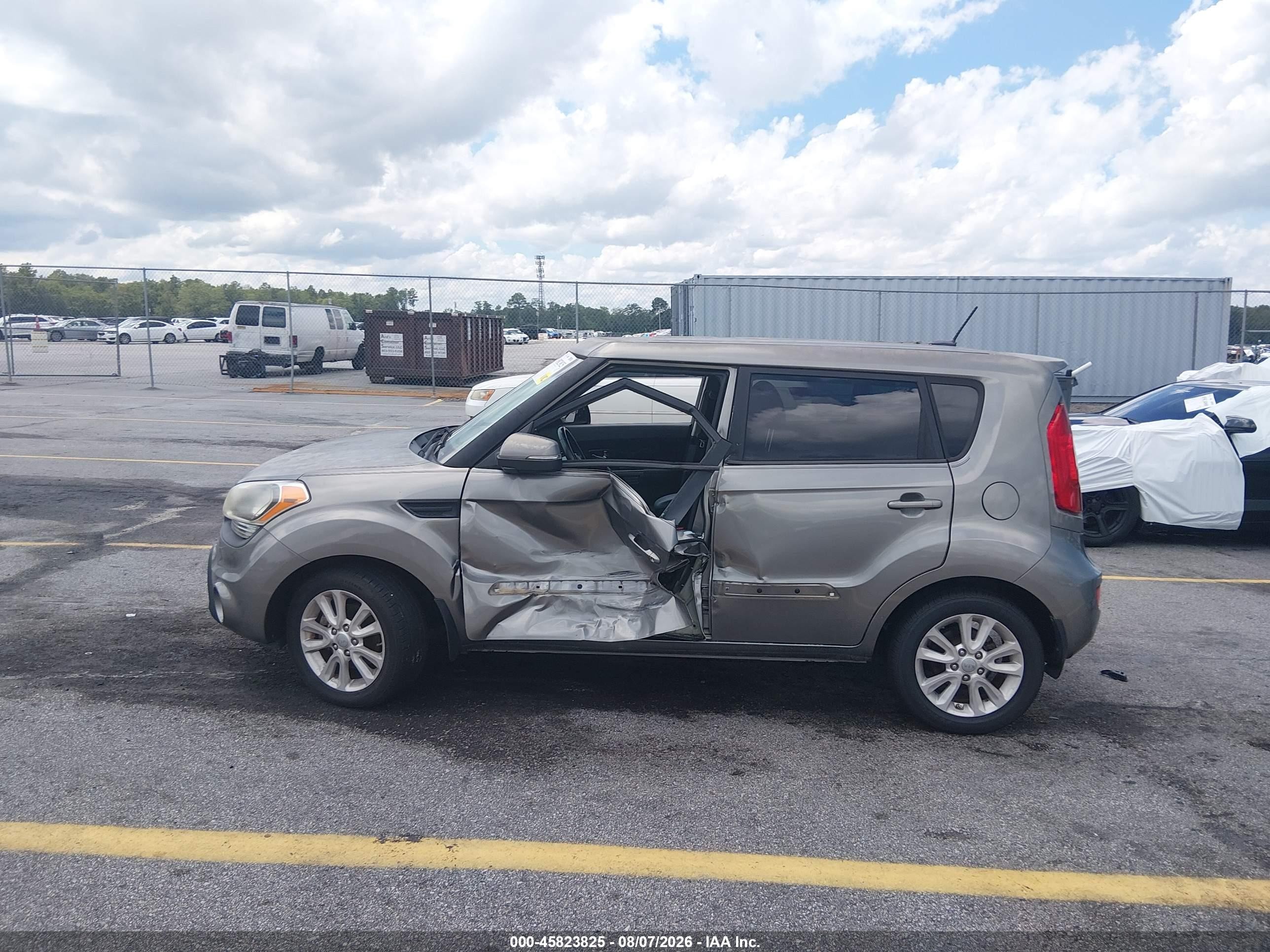 2013 Kia Soul + Beige vin: KNDJT2A63D7499321