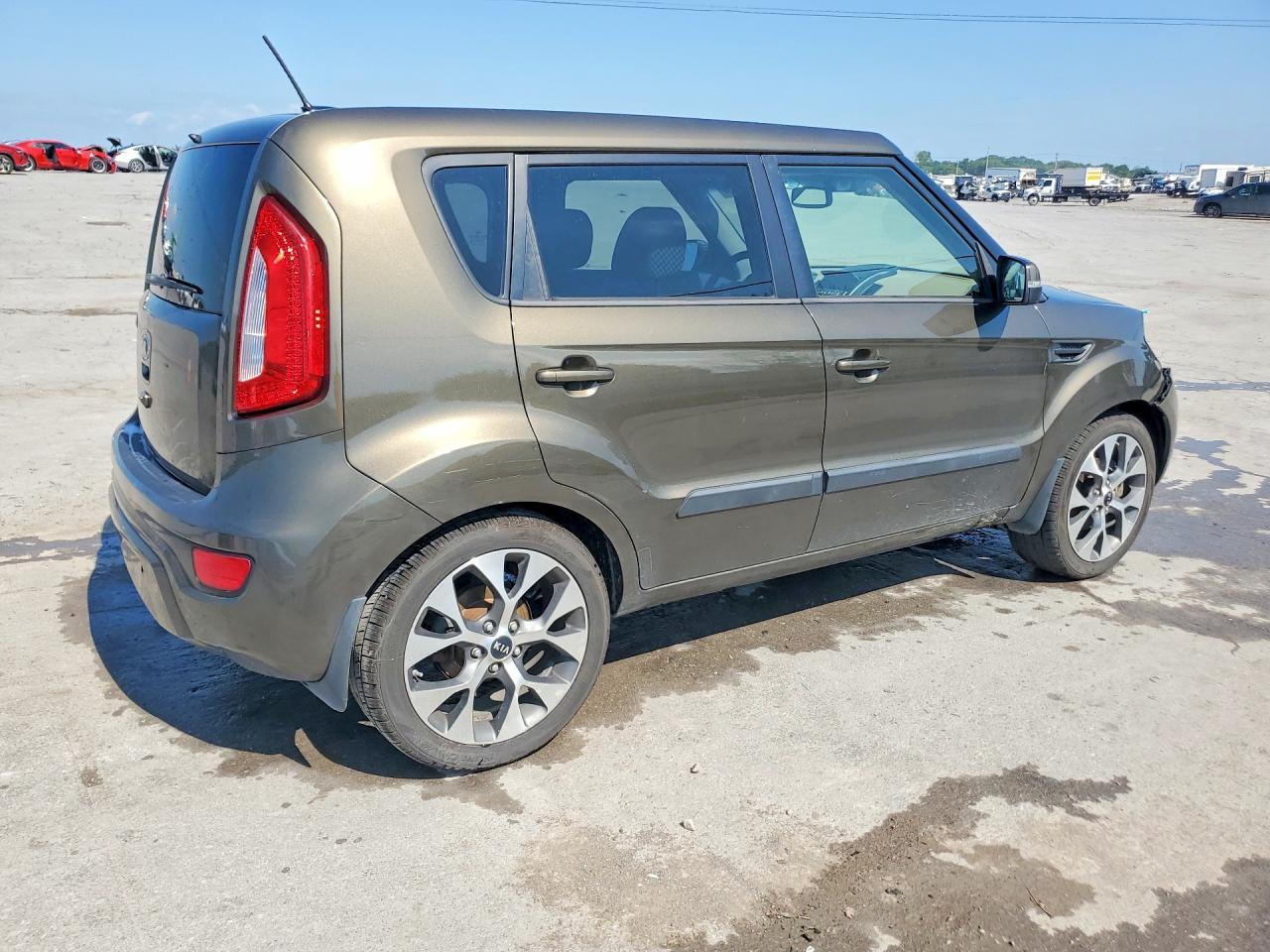 2013 Kia Soul ! Green vin: KNDJT2A63D7513041