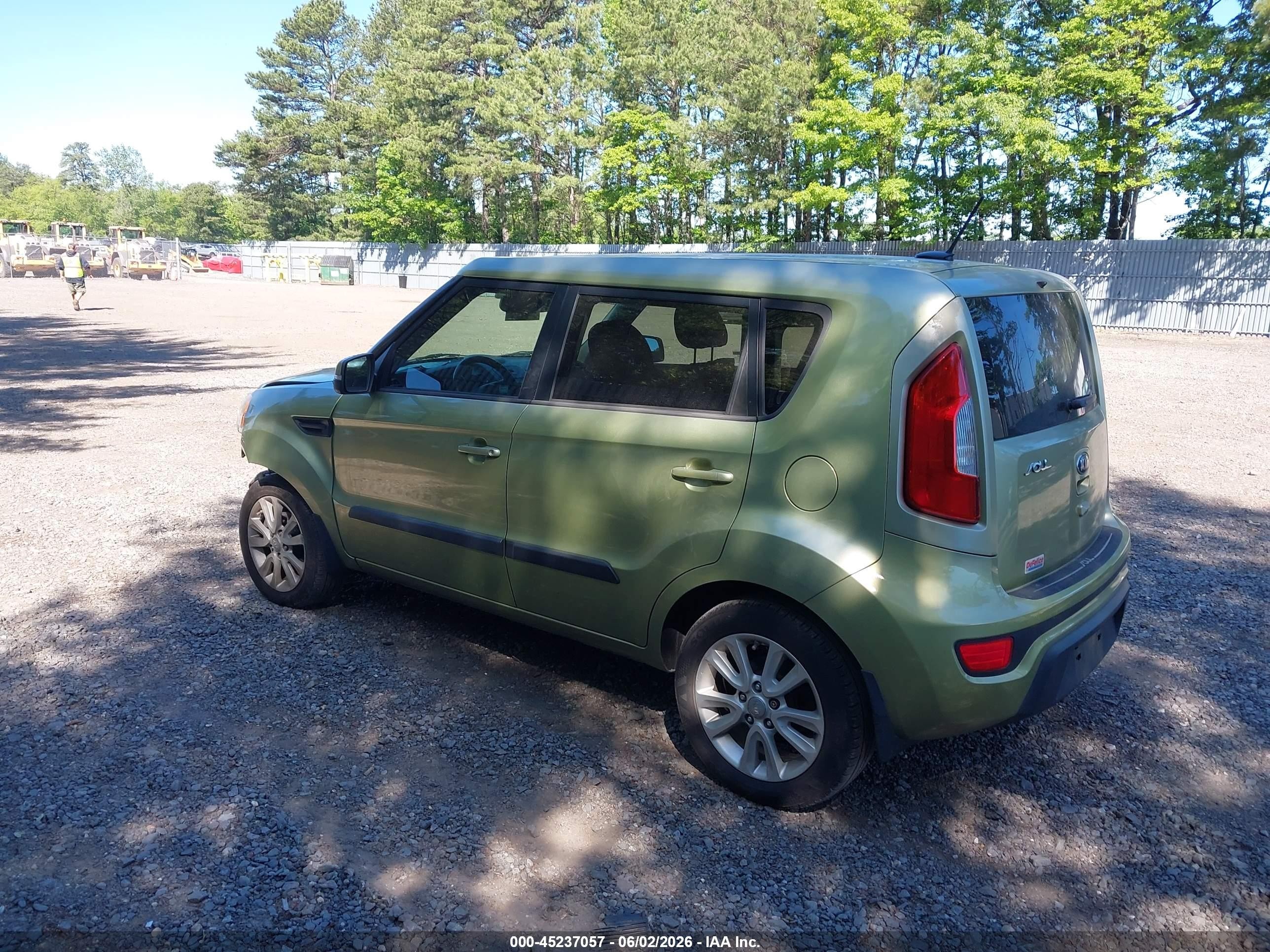2013 Kia Soul + Green vin: KNDJT2A63D7601524