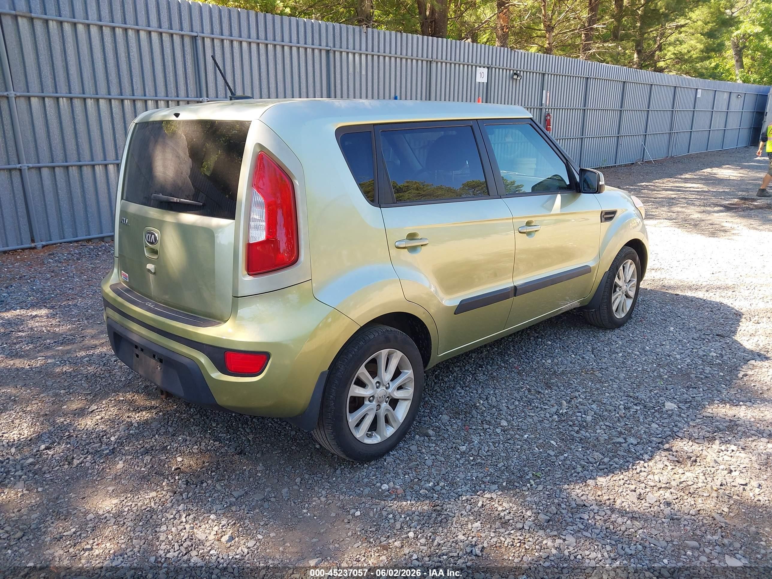 2013 Kia Soul + Green vin: KNDJT2A63D7601524