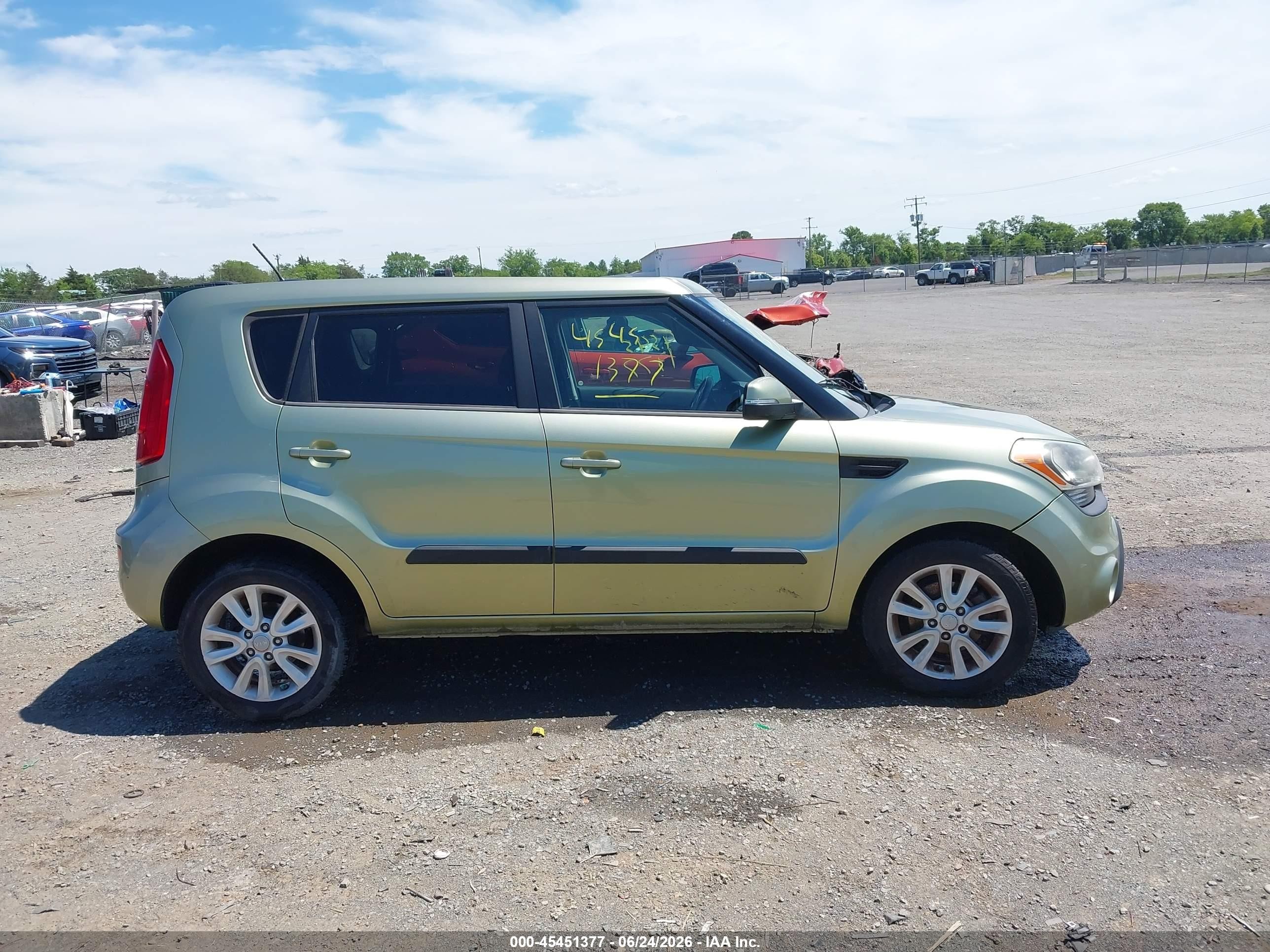 2012 Kia Soul + Green vin: KNDJT2A64C7378330