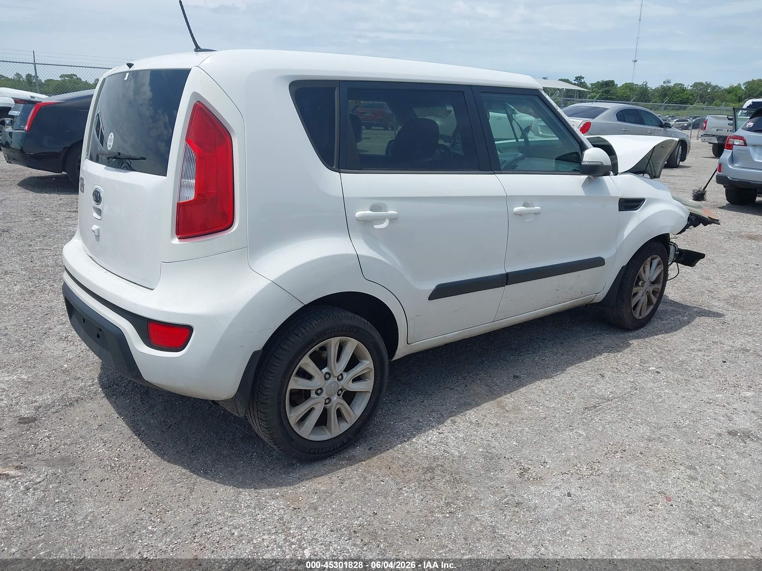 2012 Kia Soul +/!/sport White vin: KNDJT2A64C7446934