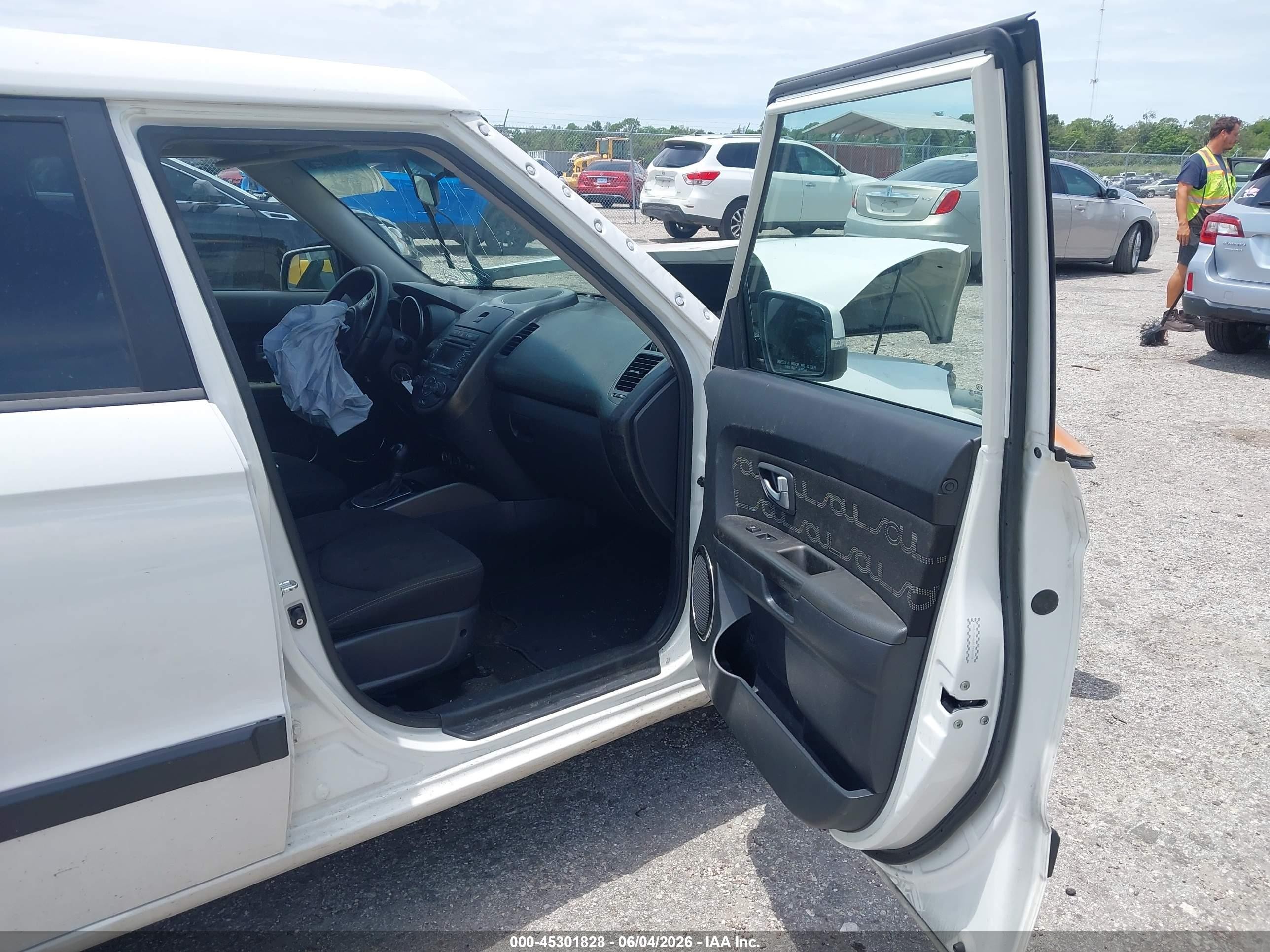 2012 Kia Soul +/!/sport White vin: KNDJT2A64C7446934