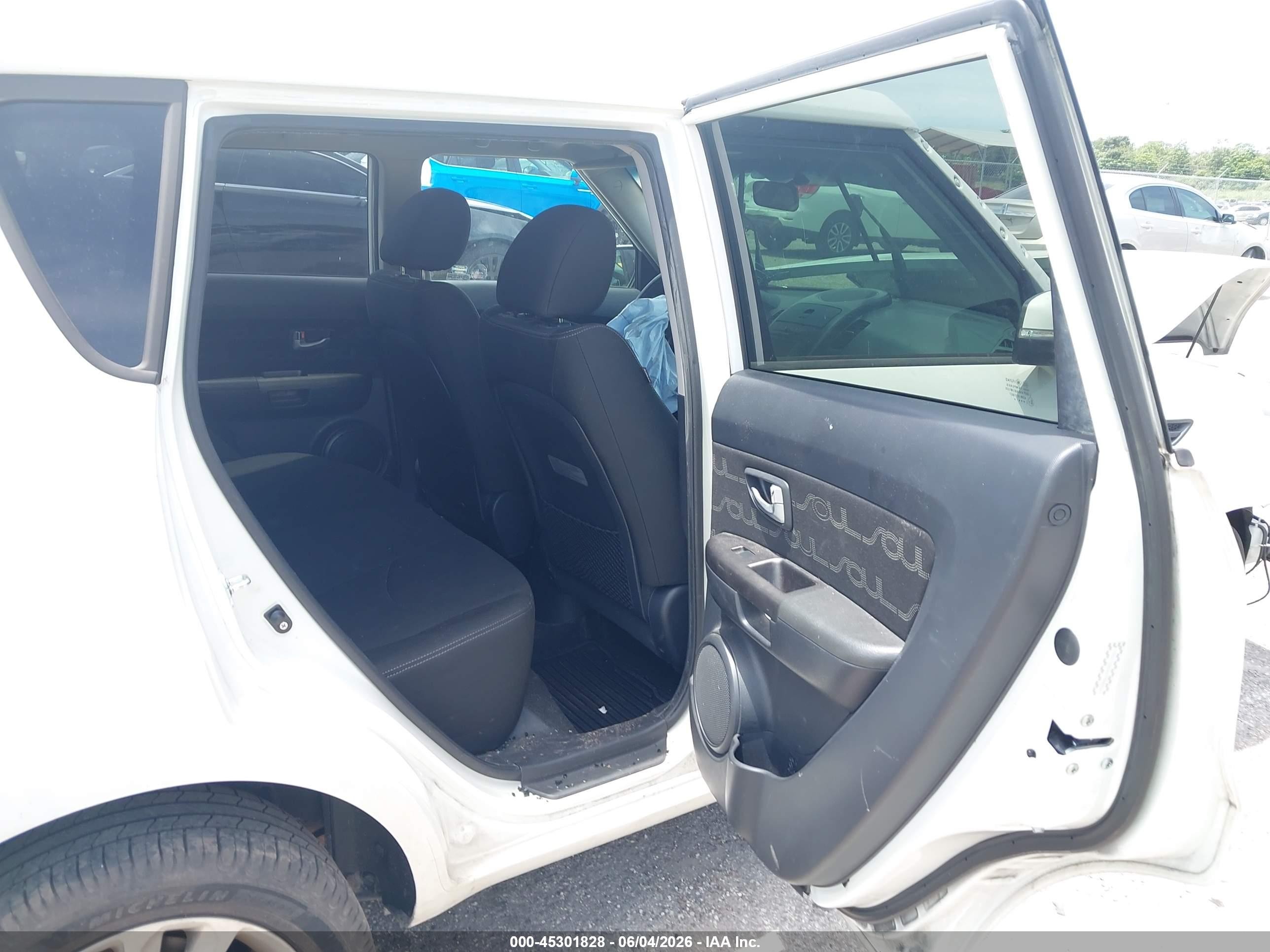 2012 Kia Soul +/!/sport White vin: KNDJT2A64C7446934