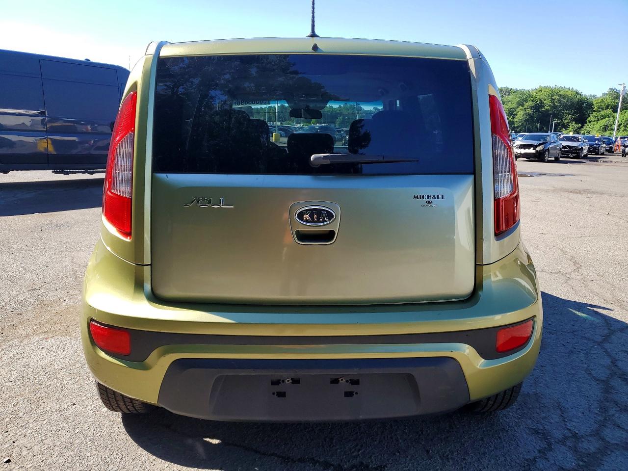 2012 Kia Soul + Green vin: KNDJT2A64C7475303