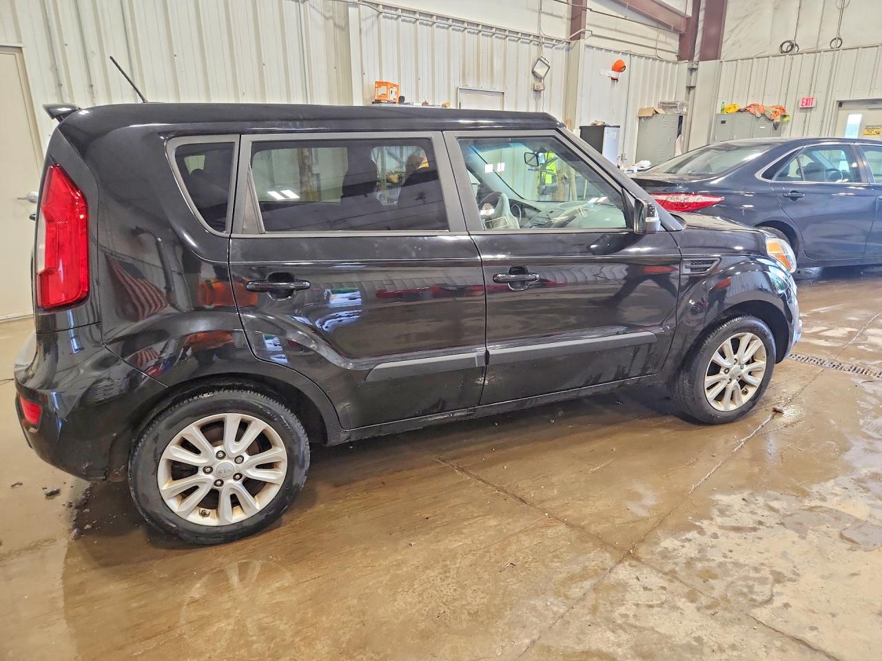 2012 Kia Soul + Black vin: KNDJT2A64C7743833