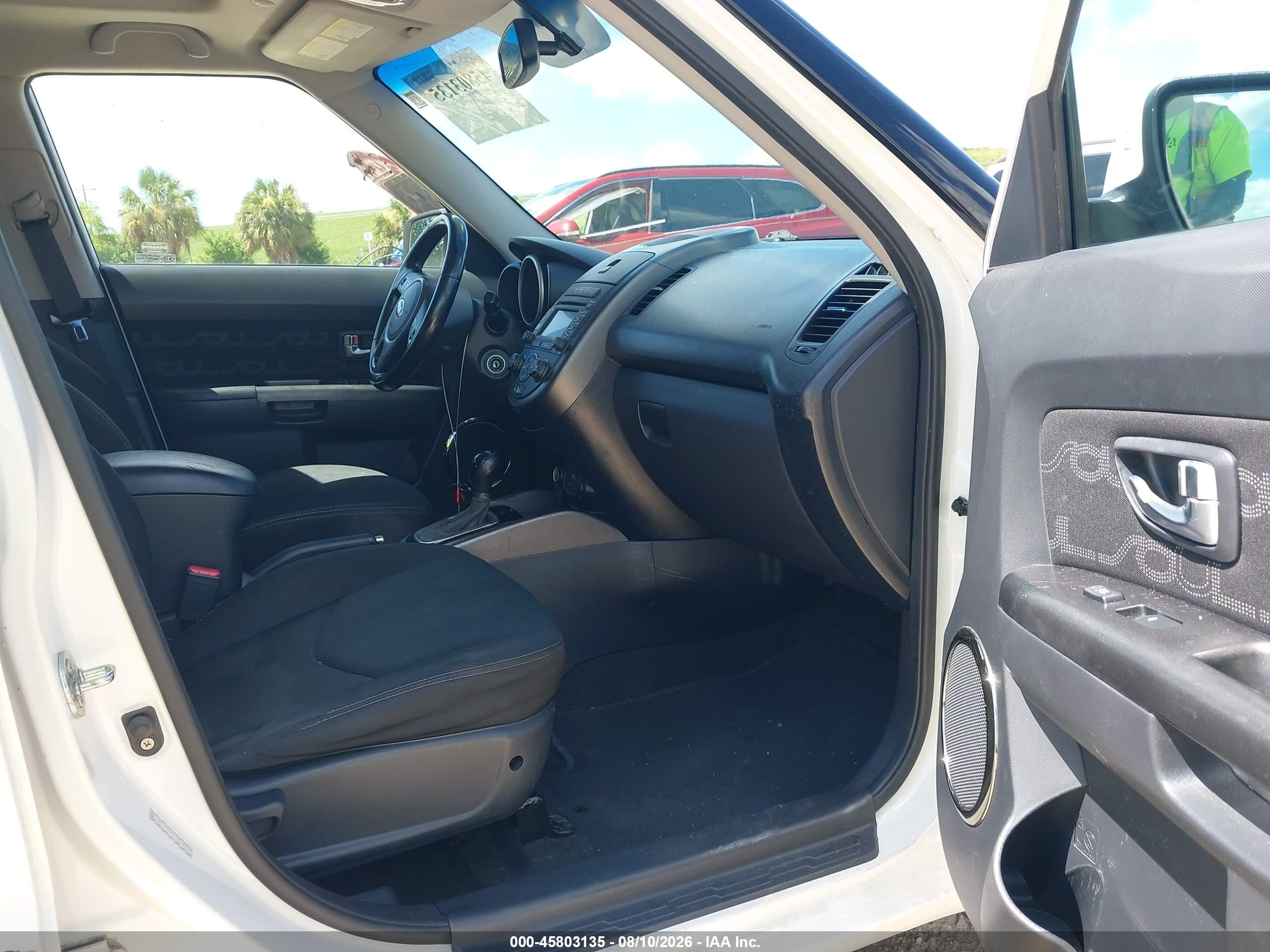 2013 Kia Soul + White vin: KNDJT2A64D7506437