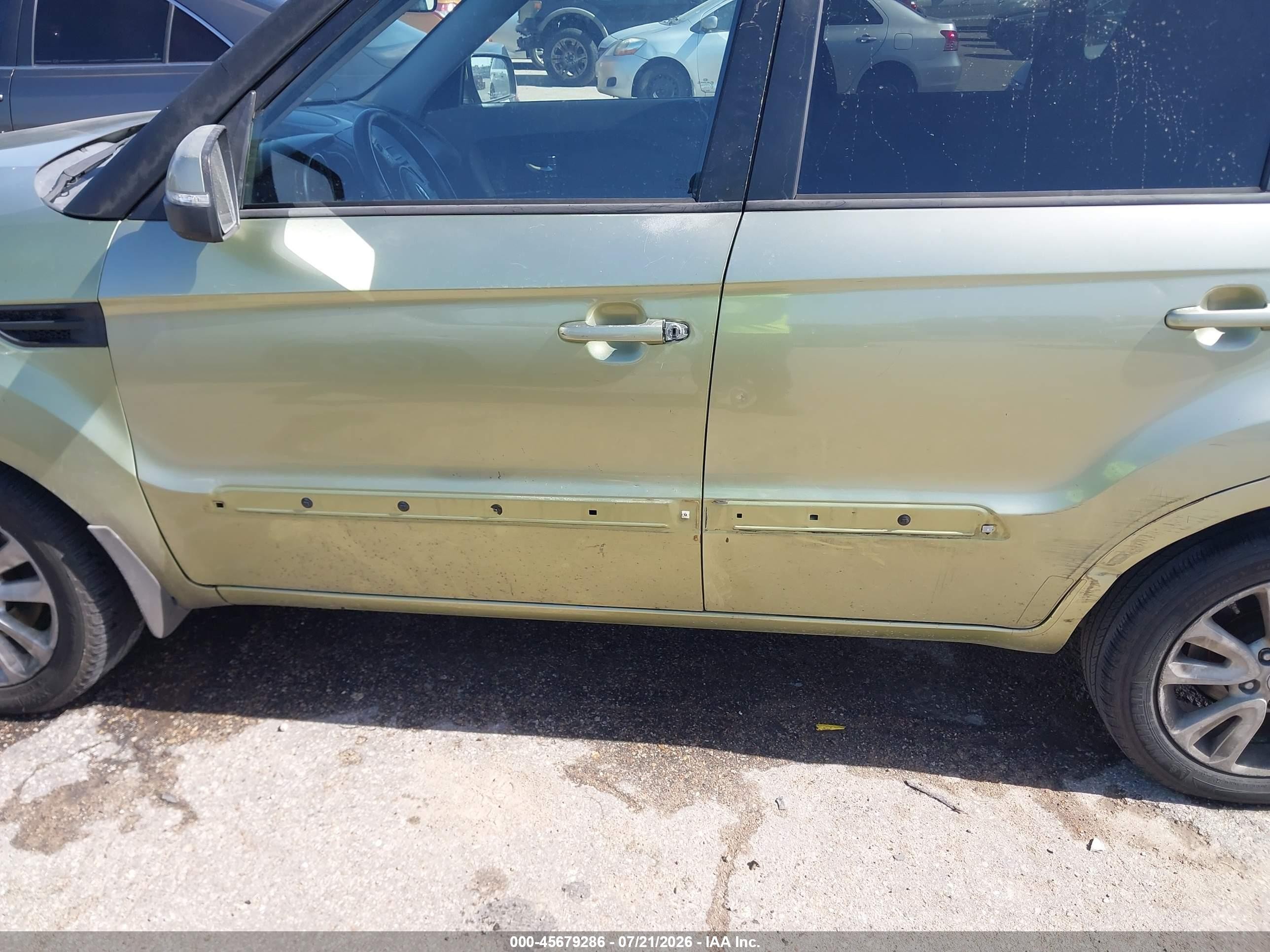 2013 Kia Soul + Green vin: KNDJT2A64D7517504