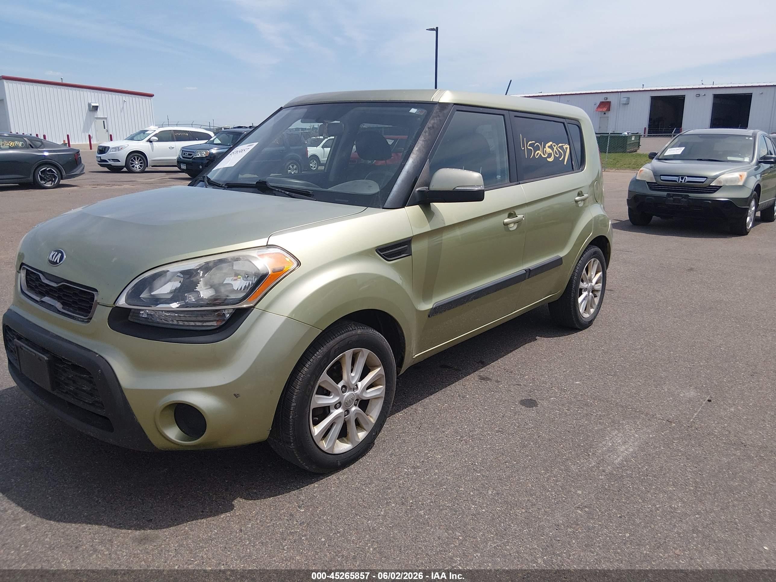 2013 Kia Soul + Green vin: KNDJT2A64D7538191