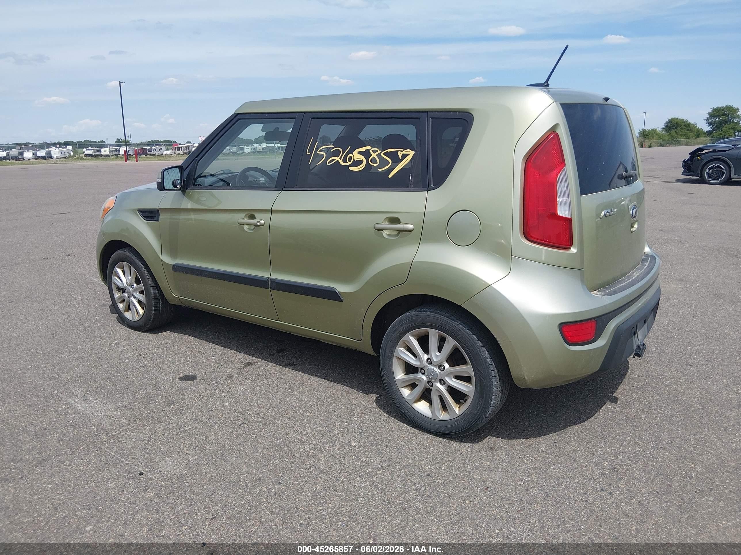 2013 Kia Soul + Green vin: KNDJT2A64D7538191