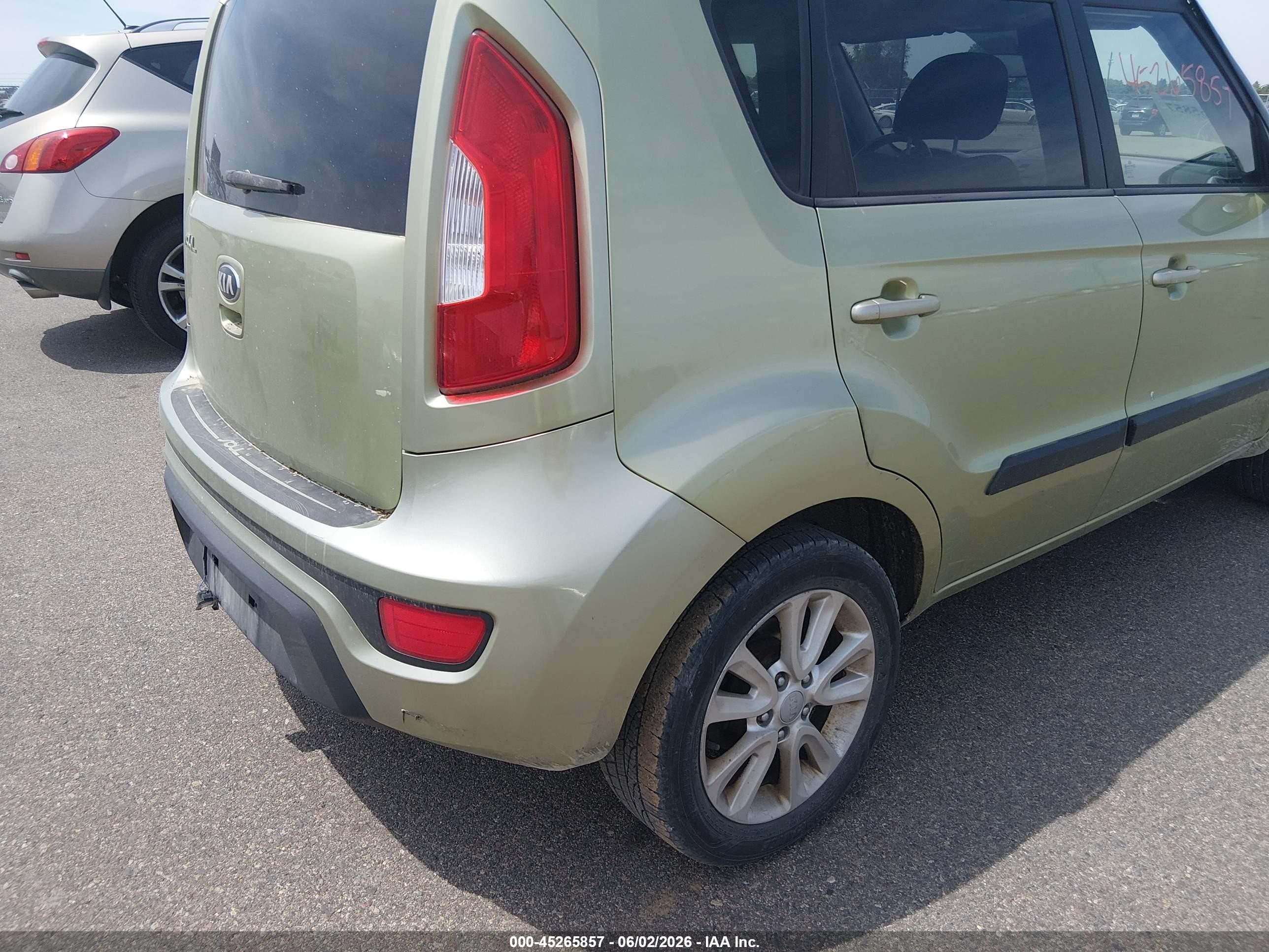 2013 Kia Soul + Green vin: KNDJT2A64D7538191