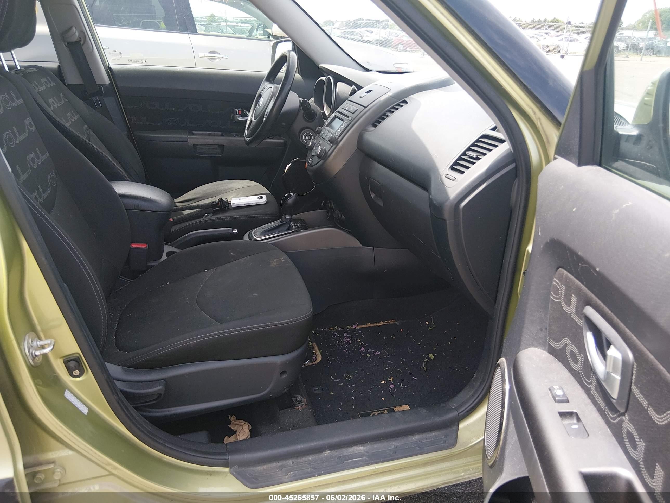 2013 Kia Soul + Green vin: KNDJT2A64D7538191