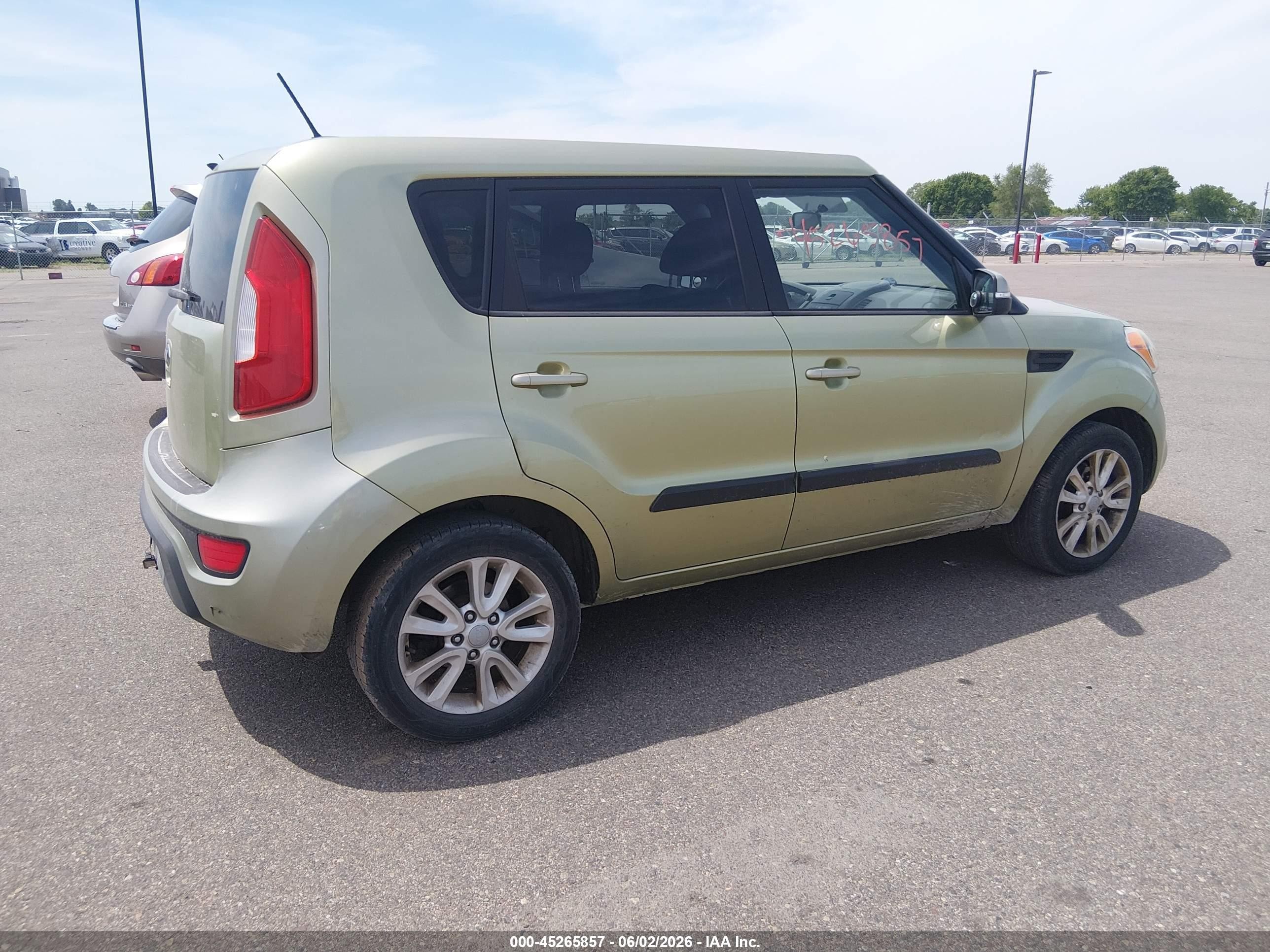 2013 Kia Soul + Green vin: KNDJT2A64D7538191