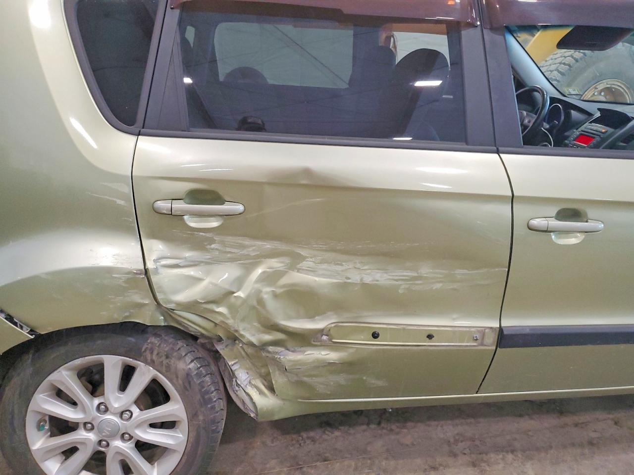 2013 Kia Soul + Green vin: KNDJT2A64D7589951