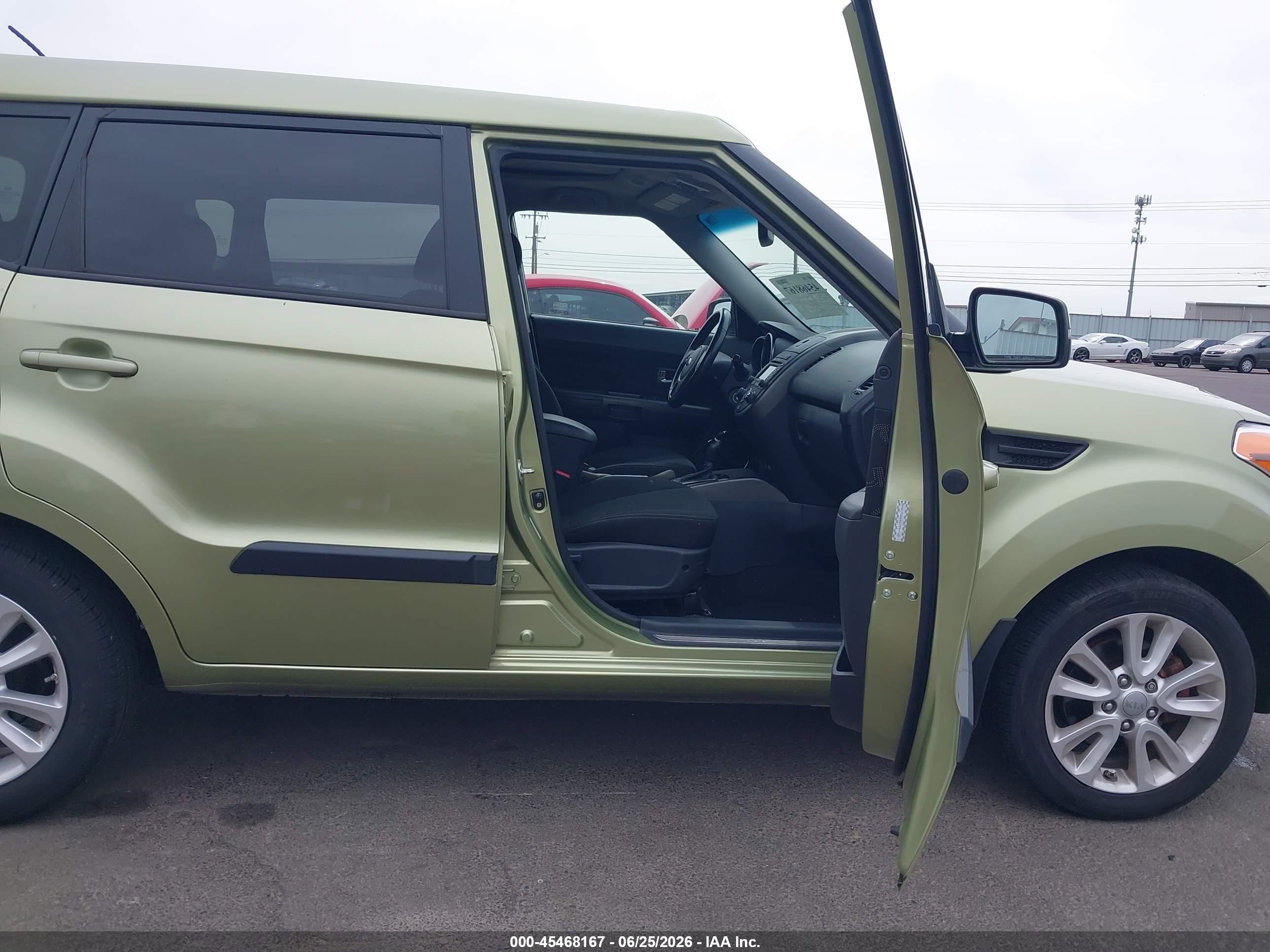 2013 Kia Soul + Green vin: KNDJT2A64D7594762