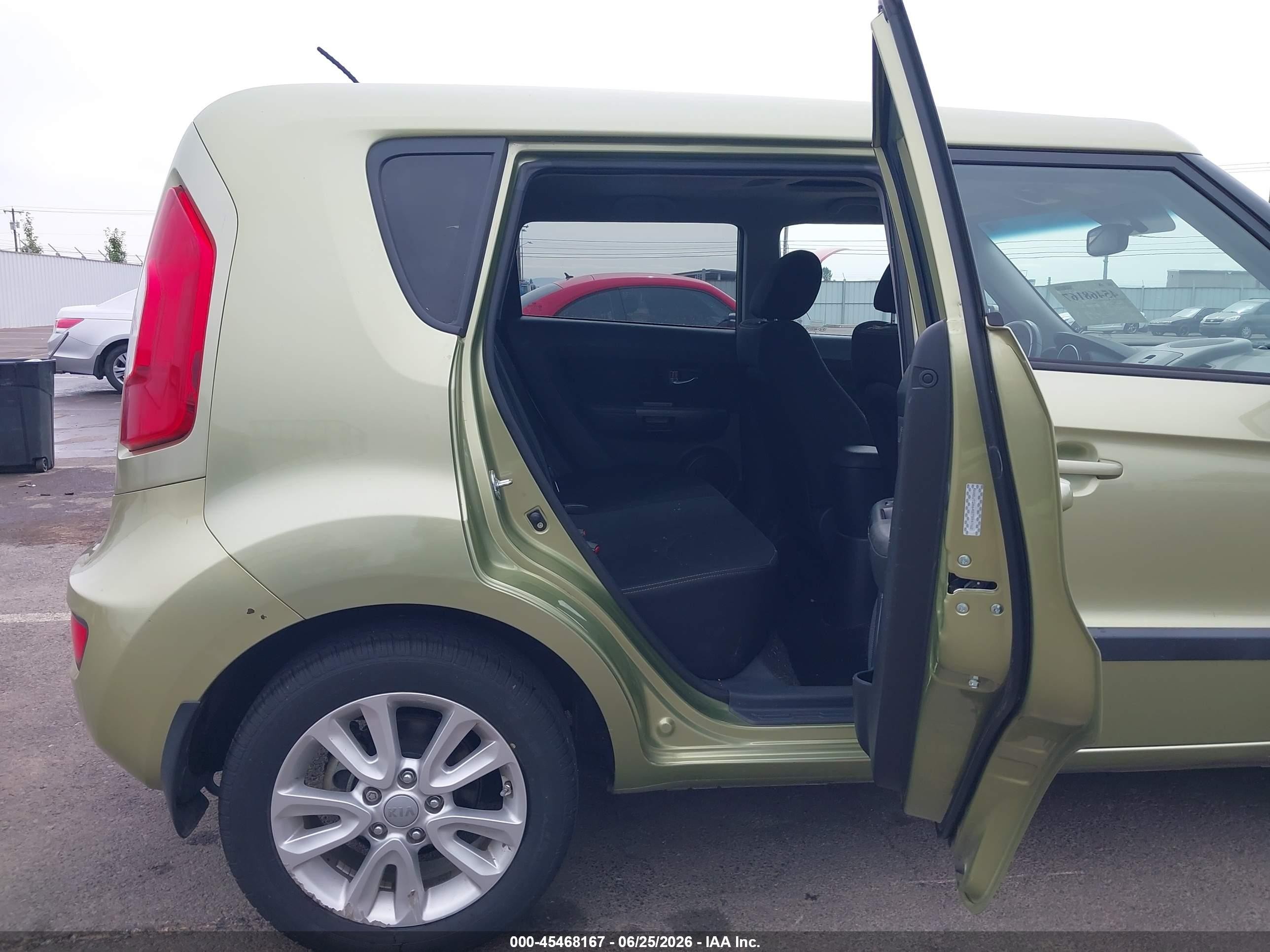2013 Kia Soul + Green vin: KNDJT2A64D7594762