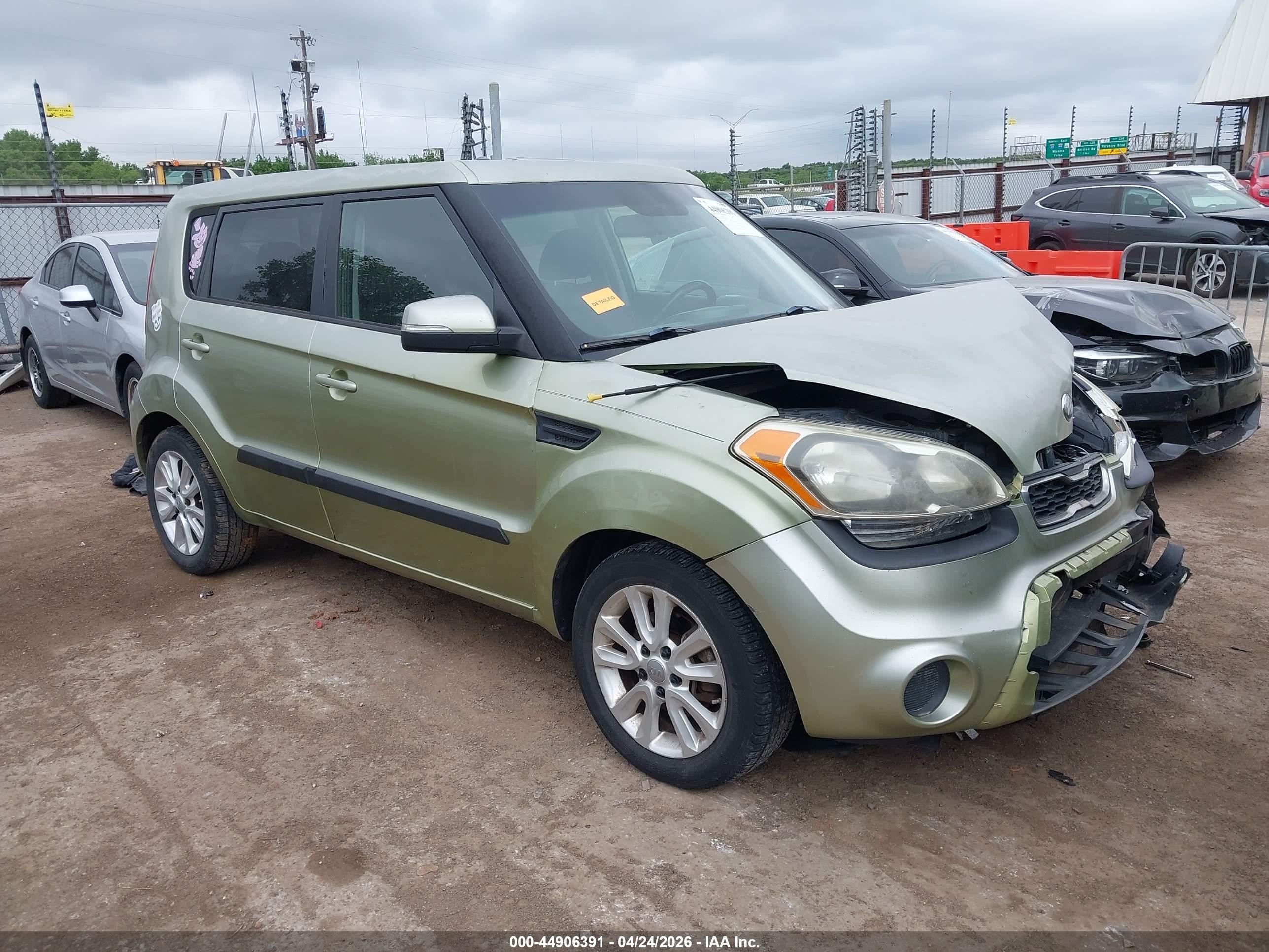 2013 Kia Soul + White vin: KNDJT2A64D7608448