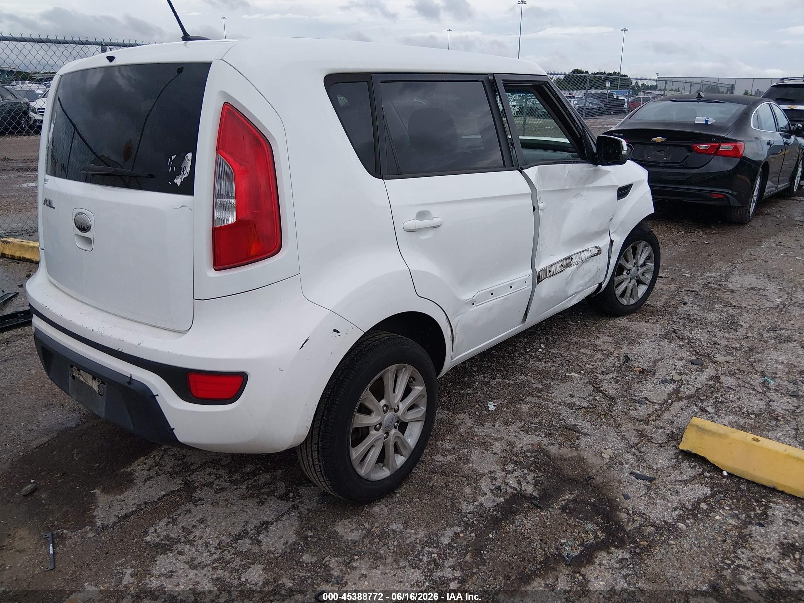 2013 Kia Soul + White vin: KNDJT2A64D7761346