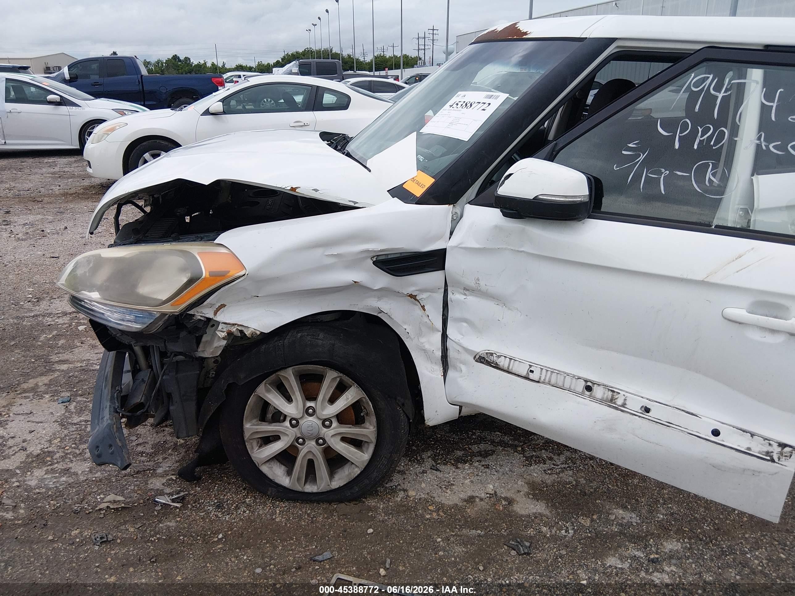 2013 Kia Soul + White vin: KNDJT2A64D7761346