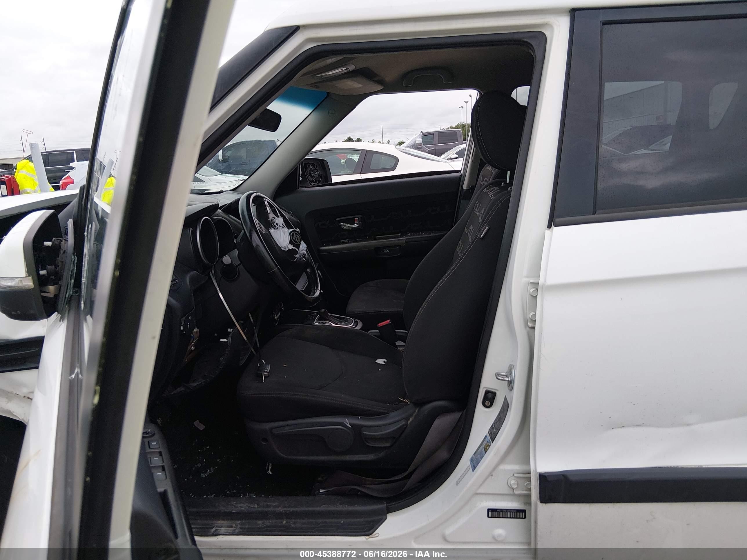2013 Kia Soul + White vin: KNDJT2A64D7761346